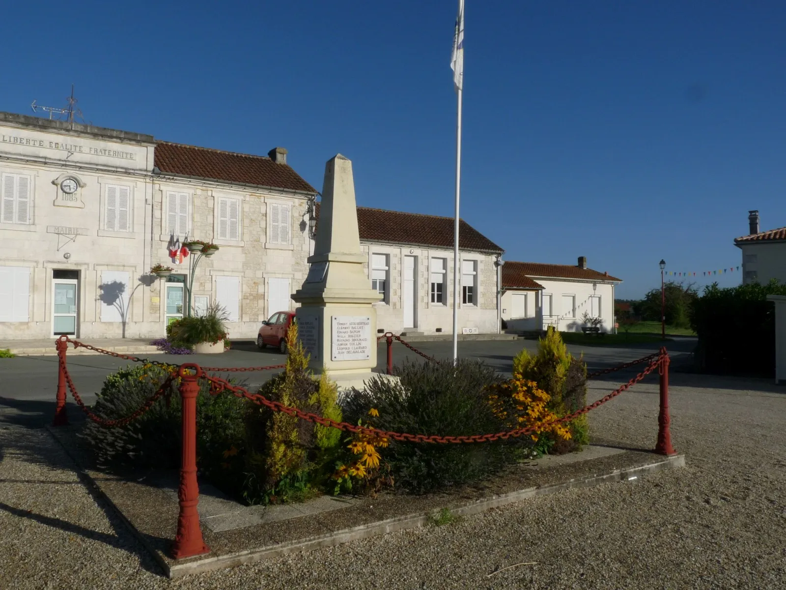 Photo showing: Monument aux morts, Salignac, Charente-Maritime, France