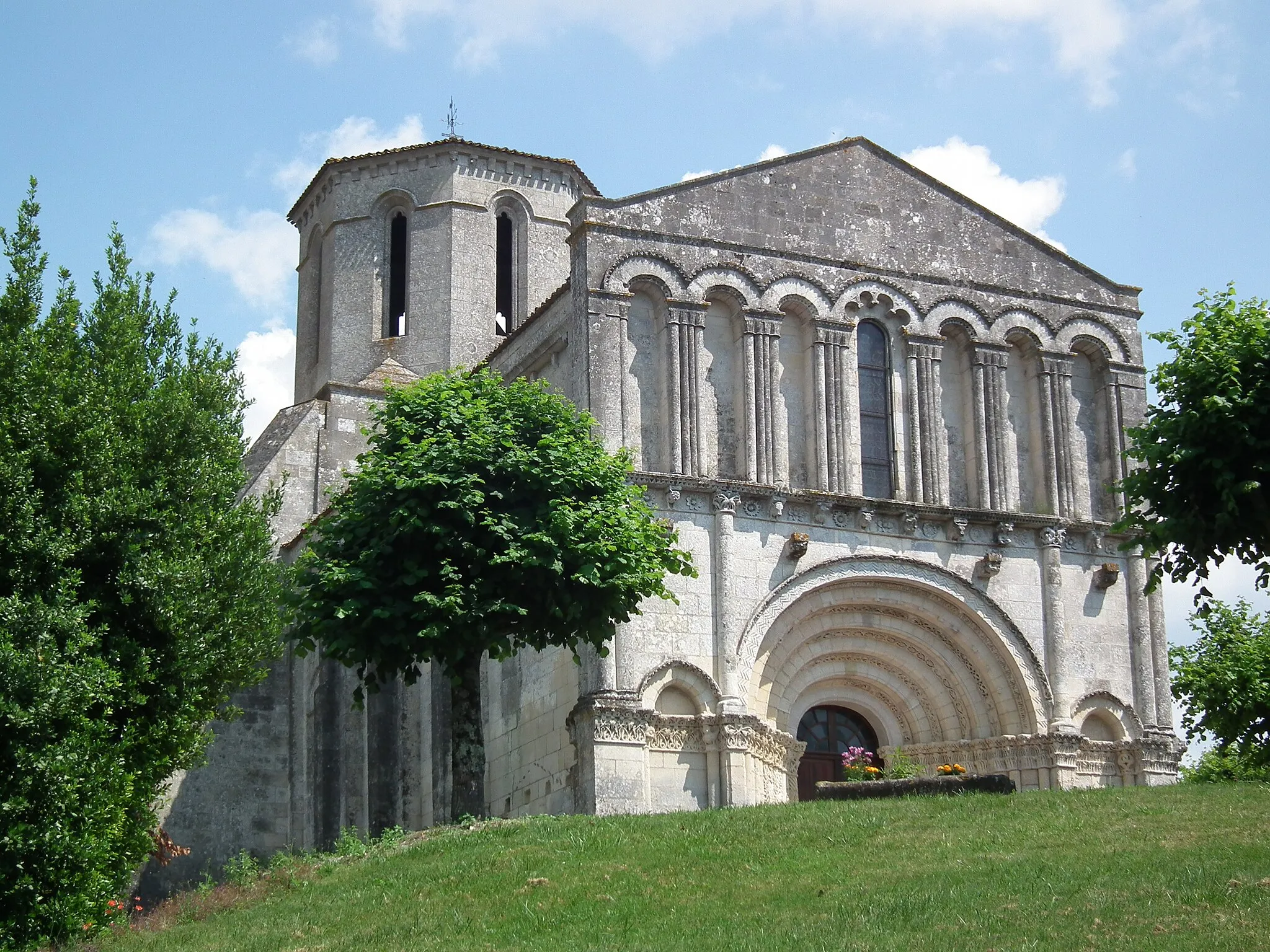 Photo showing: L'église romane d'Echebrune