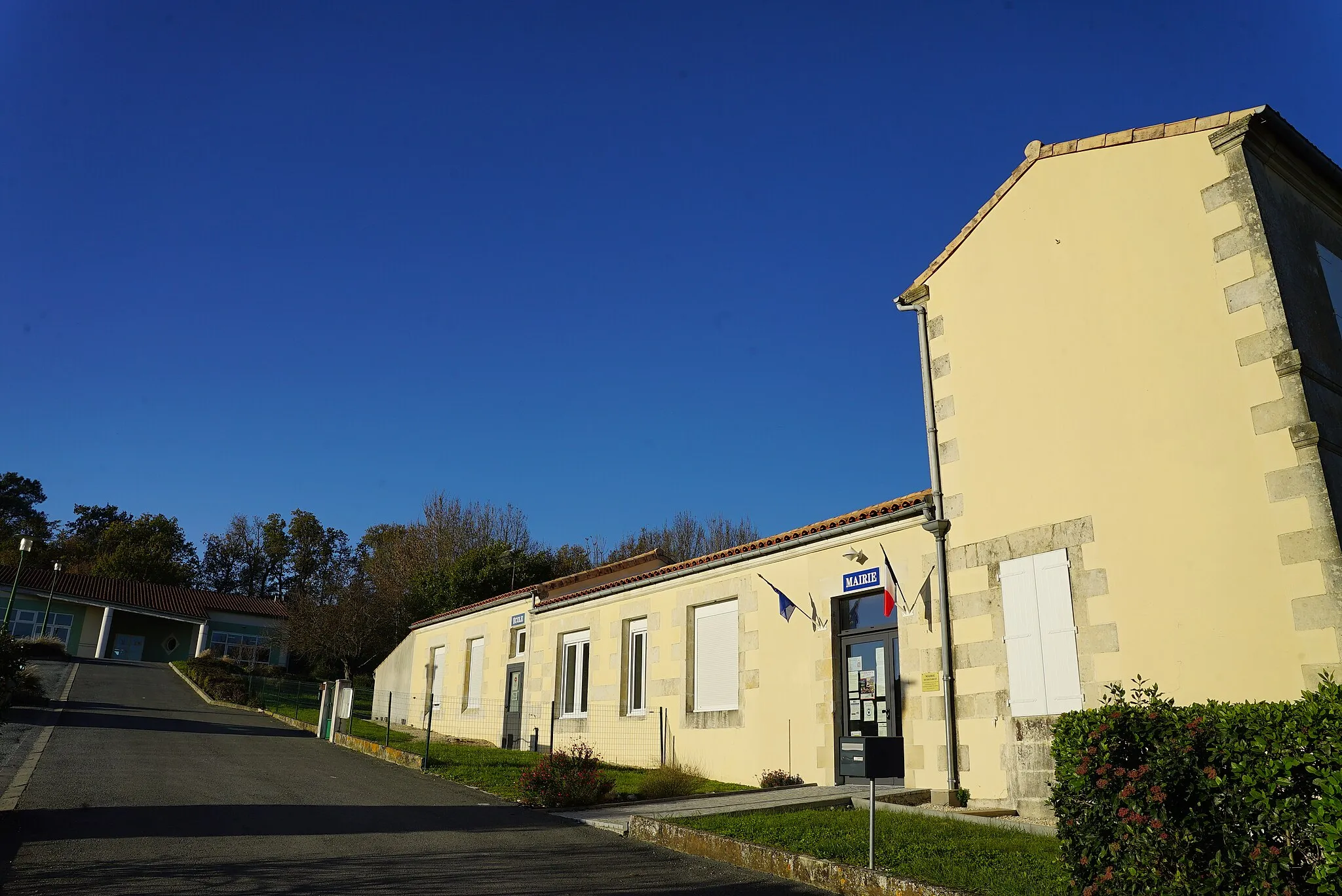 Photo showing: au village de meussac.