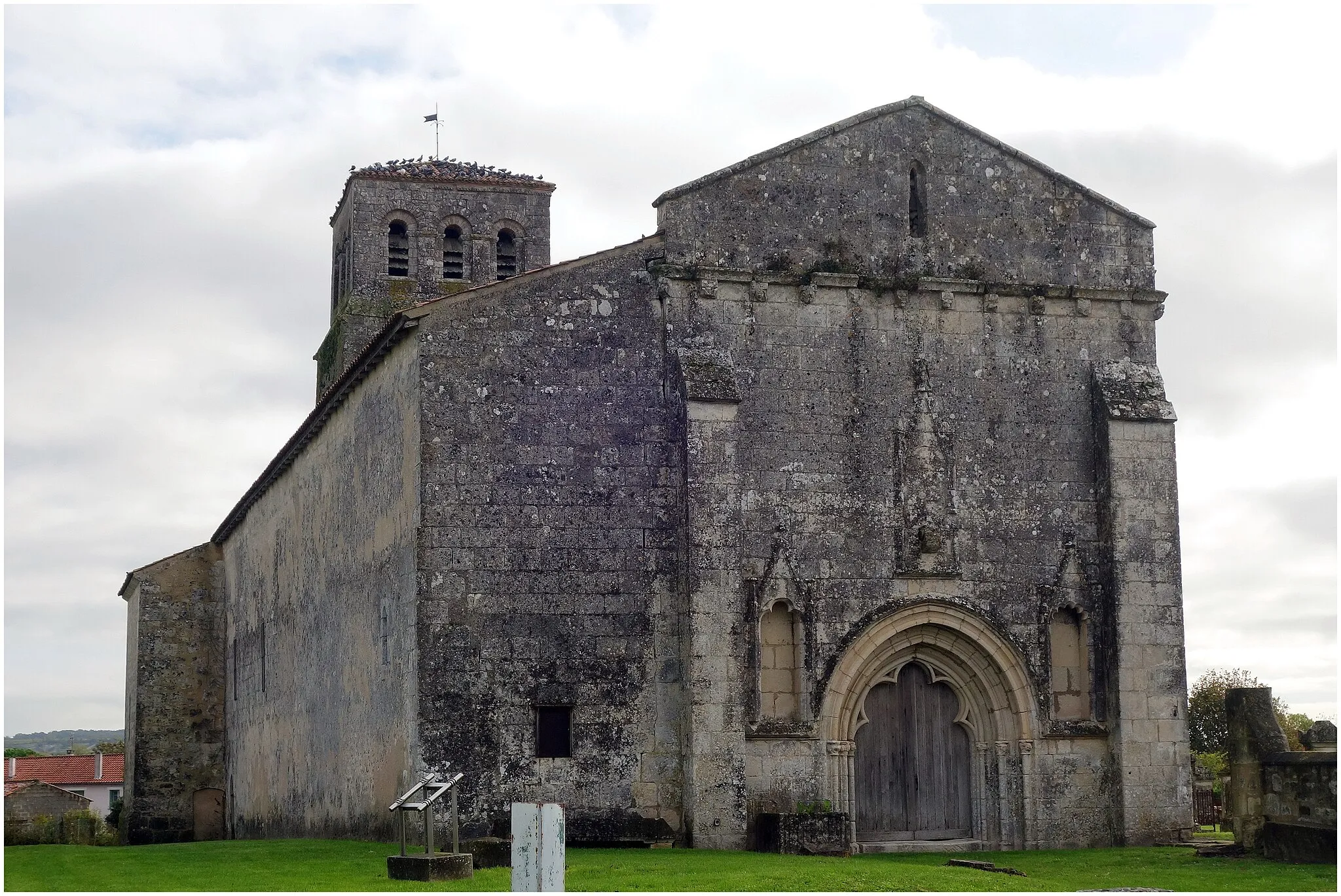 Photo showing: L' église romane Saint Pierre remonte sans doute vers la fin du XIe siècle avec une nef construite au XIIe siècle ; elle  subit des modifications pendant les périodes gothique et classique. Le chœur, rectangulaire à l'extérieur, se termine par une abside demi-circulaire ; de nombreux chapiteaux de colonnes sculptés sont visibles à . Le clocher carré, sur la travée droite du chœur, possède deux niveaux de baies romanes. La façade gothique présente un large portail polylobé.