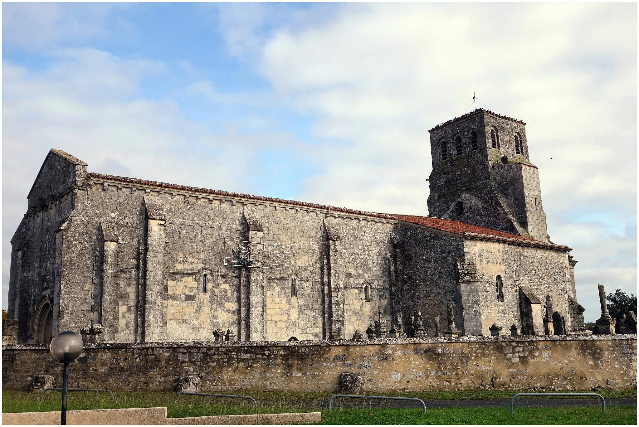 Photo showing: L' église romane Saint Pierre remonte sans doute vers la fin du XIe siècle avec une nef construite au XIIe siècle ; elle  subit des modifications pendant les périodes gothique et classique. Le chœur, rectangulaire à l'extérieur, se termine par une abside demi-circulaire ; de nombreux chapiteaux de colonnes sculptés sont visibles à . Le clocher carré, sur la travée droite du chœur, possède deux niveaux de baies romanes. La façade gothique présente un large portail polylobé.