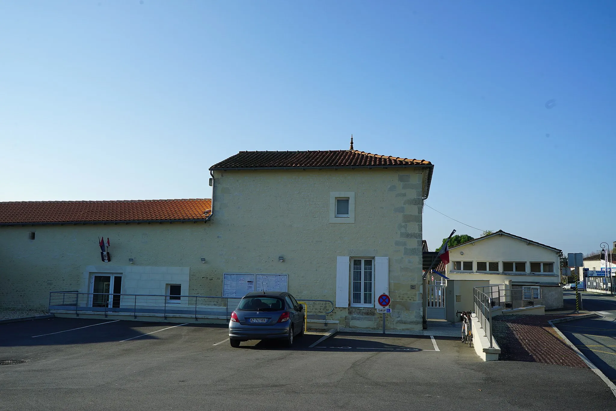 Photo showing: vue de la mairie de Bougneau.