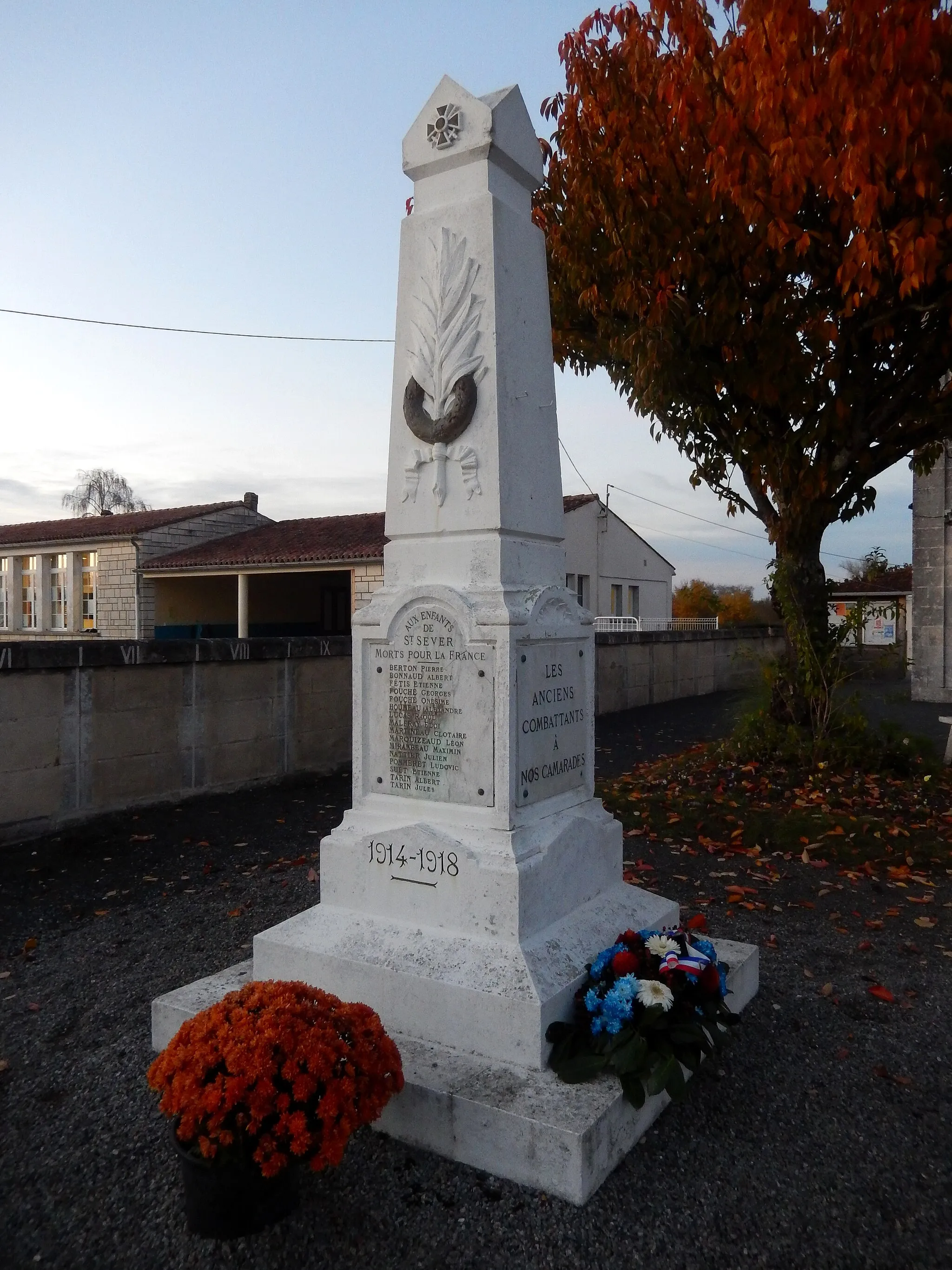 Photo showing: (Commune de Saint-Sever-de-Saintonge, Charente-Maritime, France.)
Le monument aux morts de la commune.