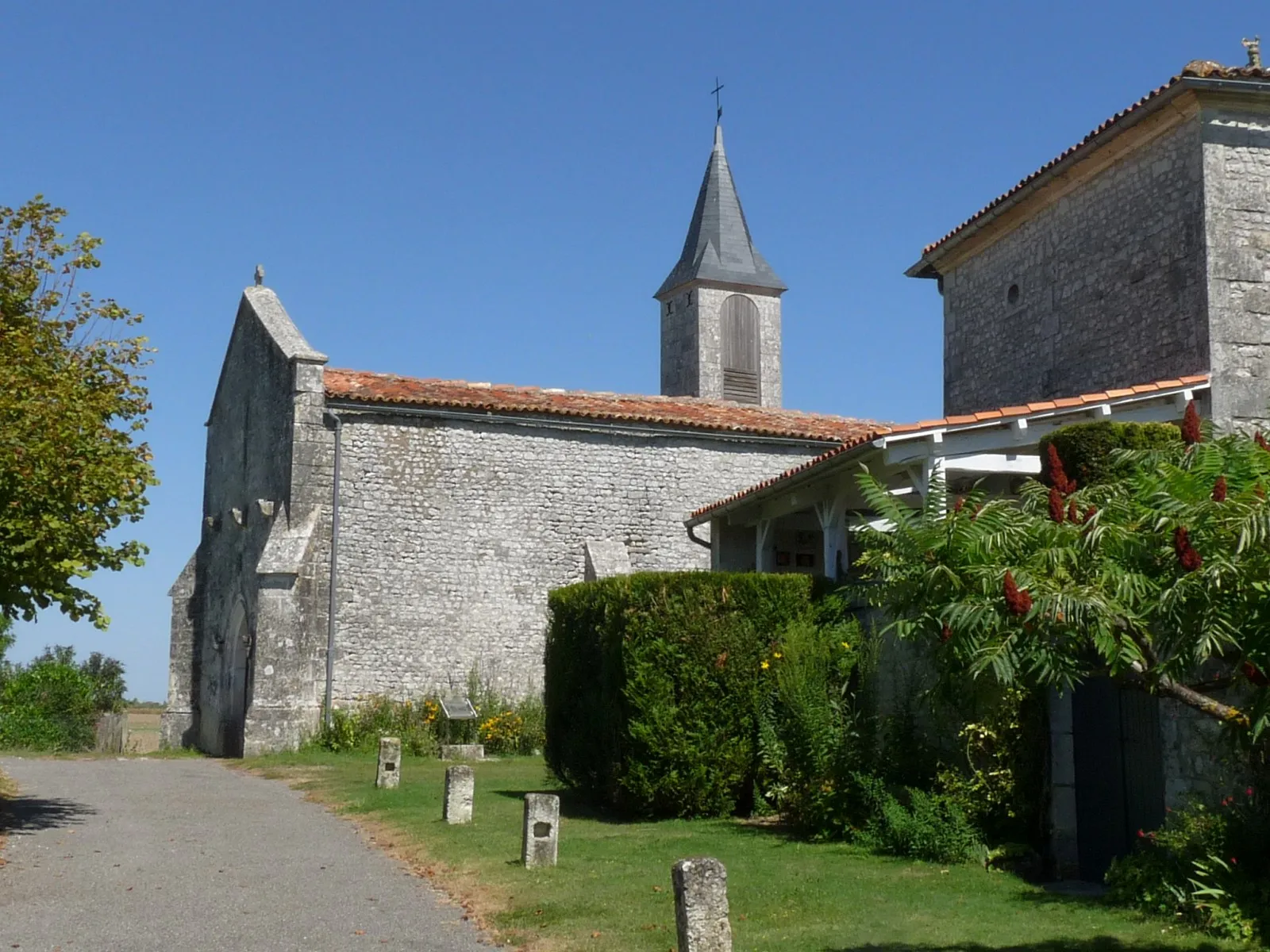 Photo showing: Eglise St-Séverin de St-Seurin-de-Palenne, Charente-Maritime, France