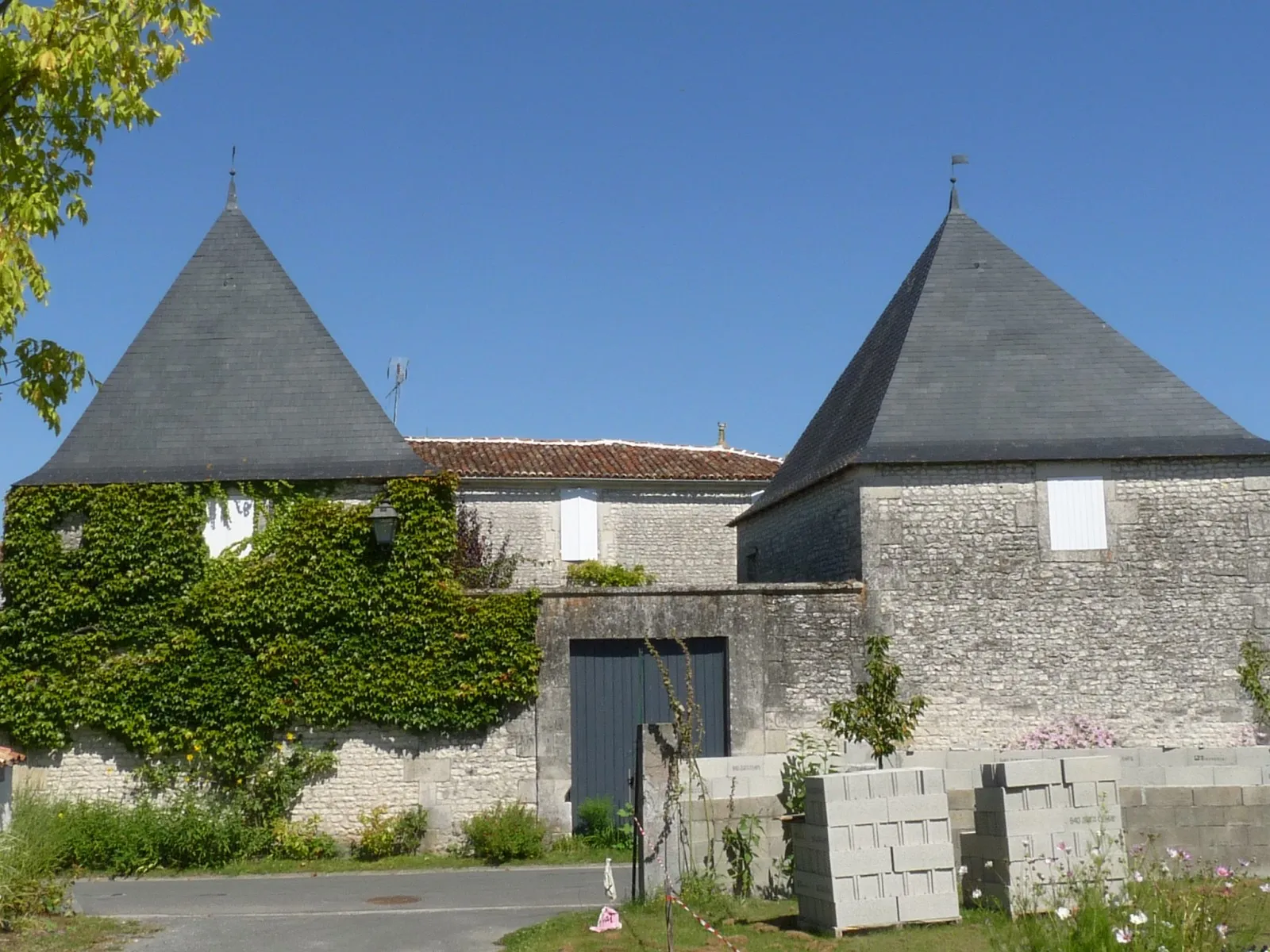 Photo showing: Logis, St-Seurin-de-Palenne, Charente-Maritime, France