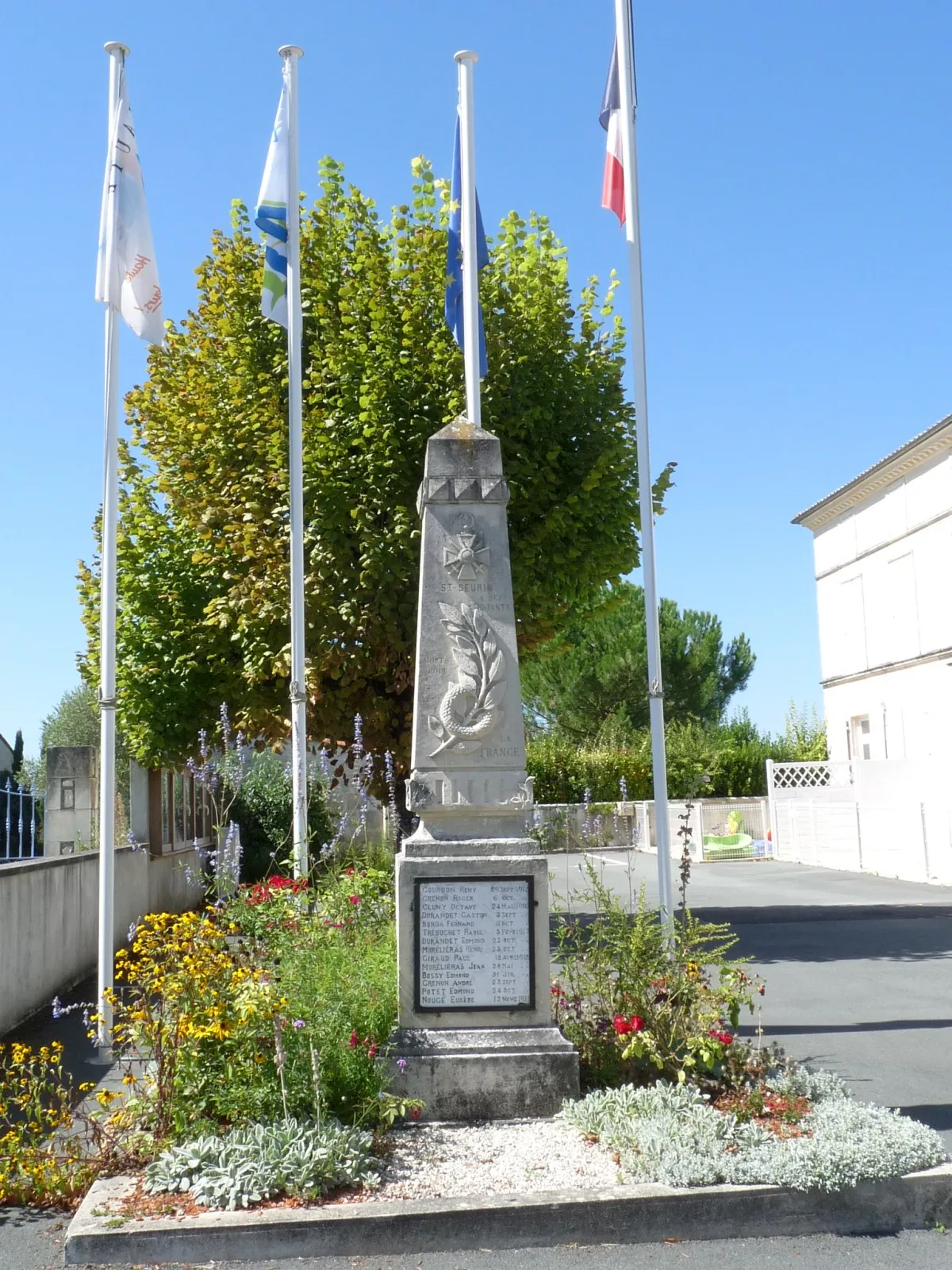 Photo showing: Monument aux morts, St-Seurin-de-Palenne, Charente-Maritime, France