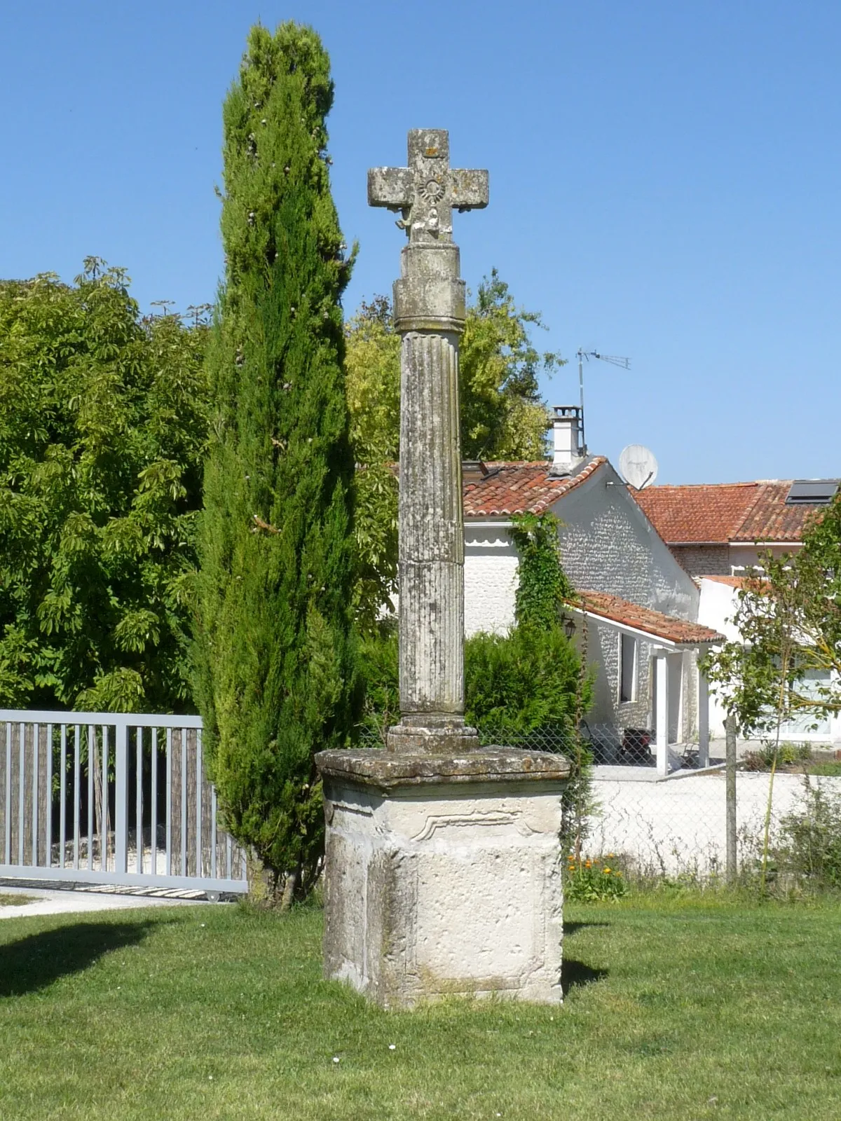 Photo showing: Croix, St-Seurin-de-Palenne, Charente-Maritime, France
