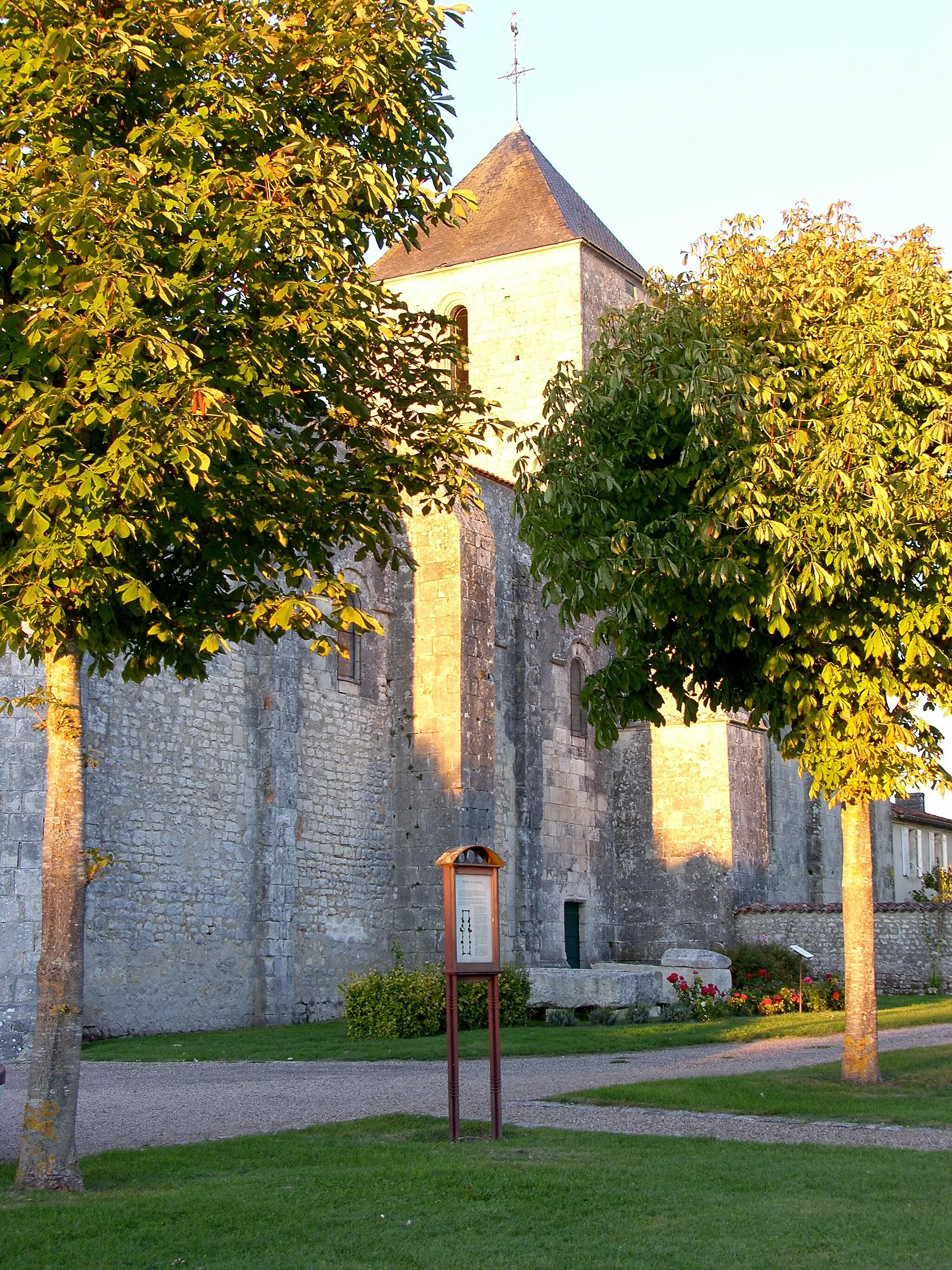 Photo showing: Eglise Saint-Sulpice de Montils (Charente-Maritime).