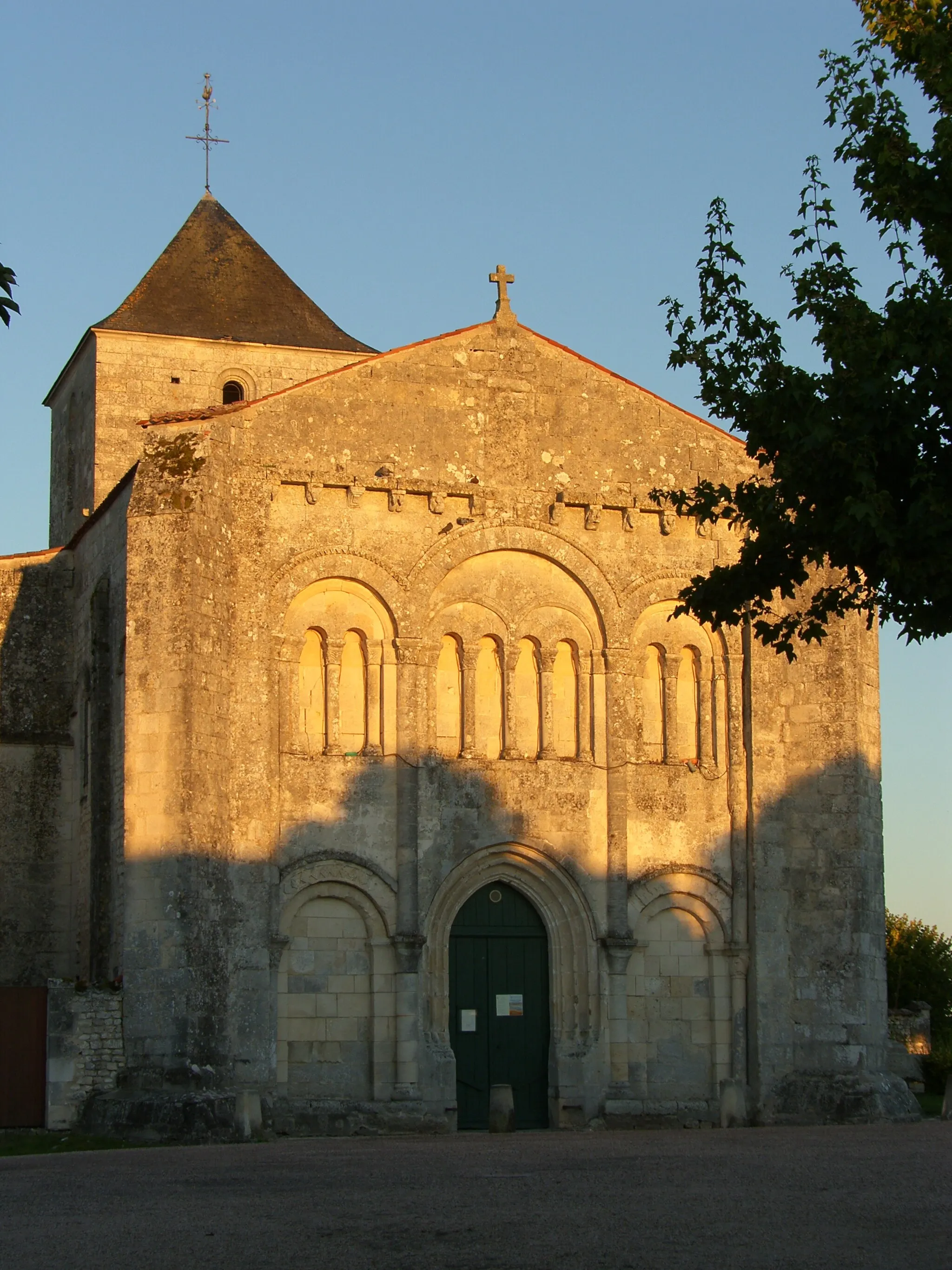 Photo showing: Eglise Saint-Sulpice de Montils (Charente-Maritime).