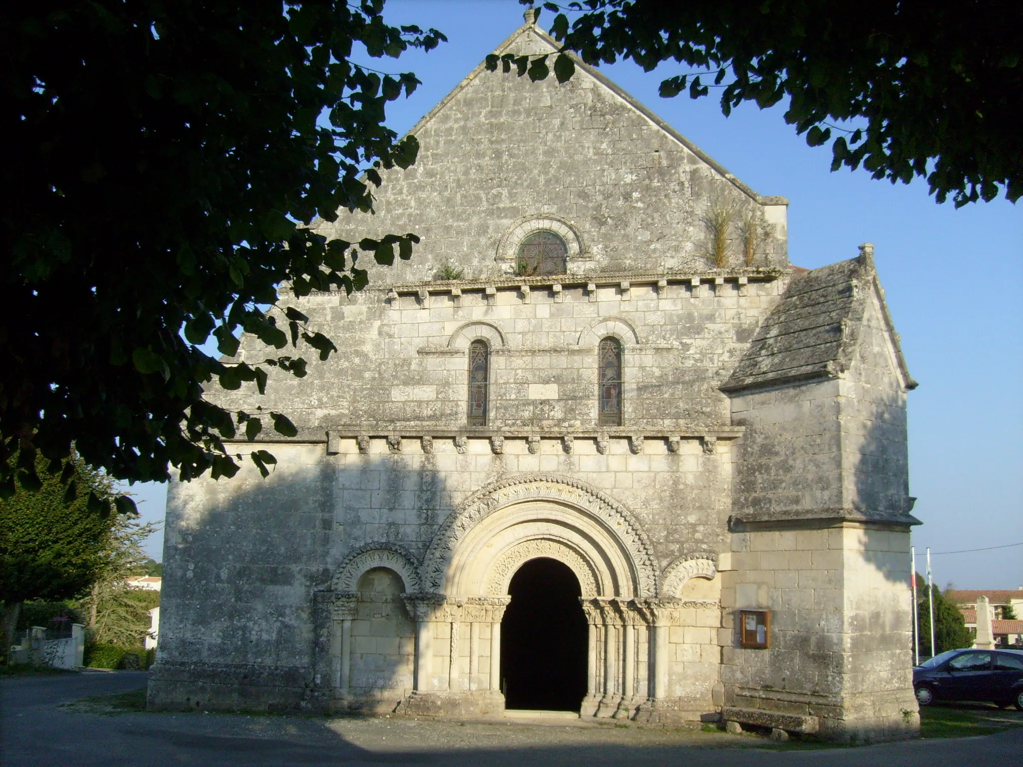 Photo showing: Façade occidentale de l'église d'Écurat (17).