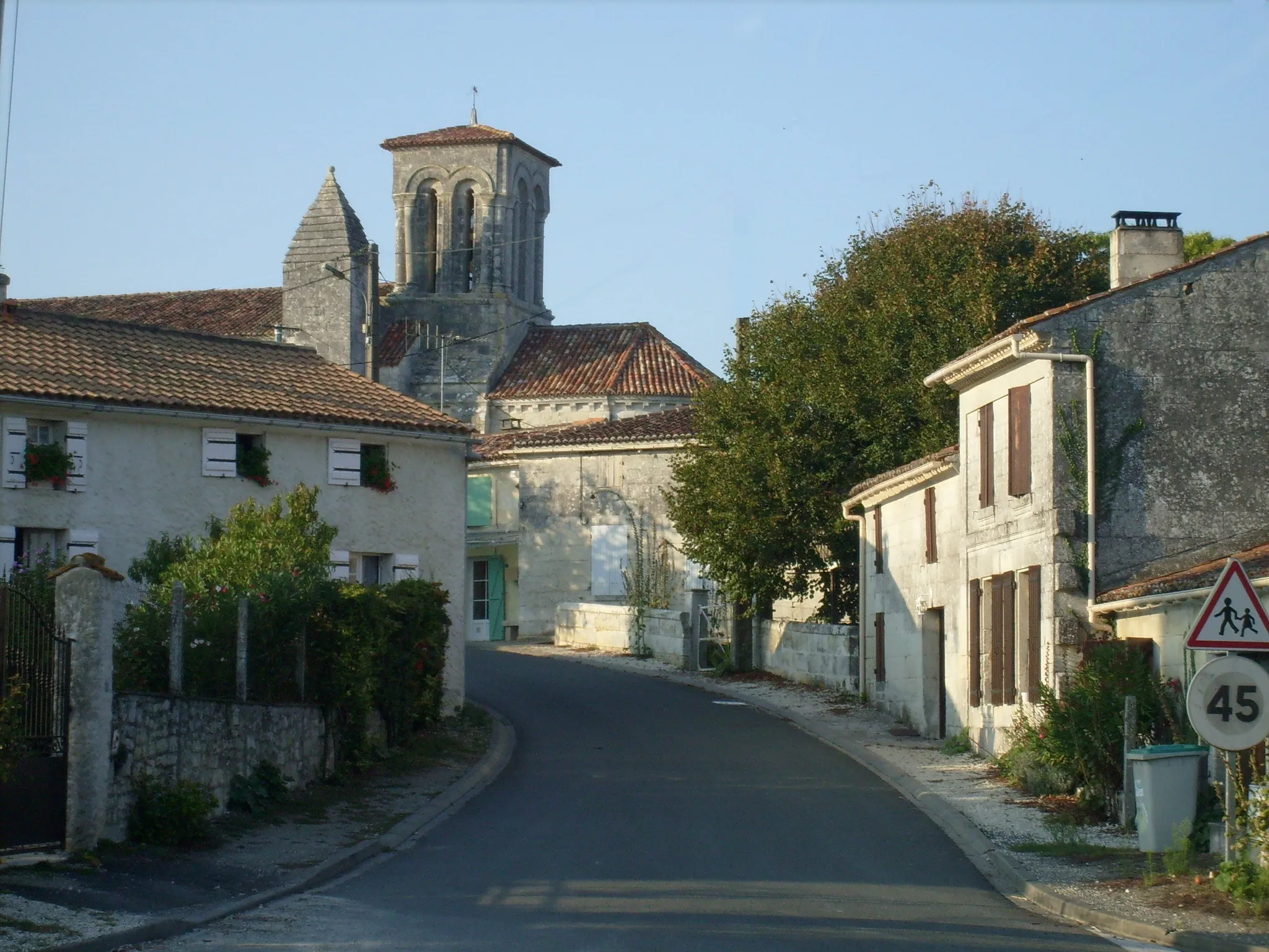 Photo showing: Centre-bourg d'Ecurat