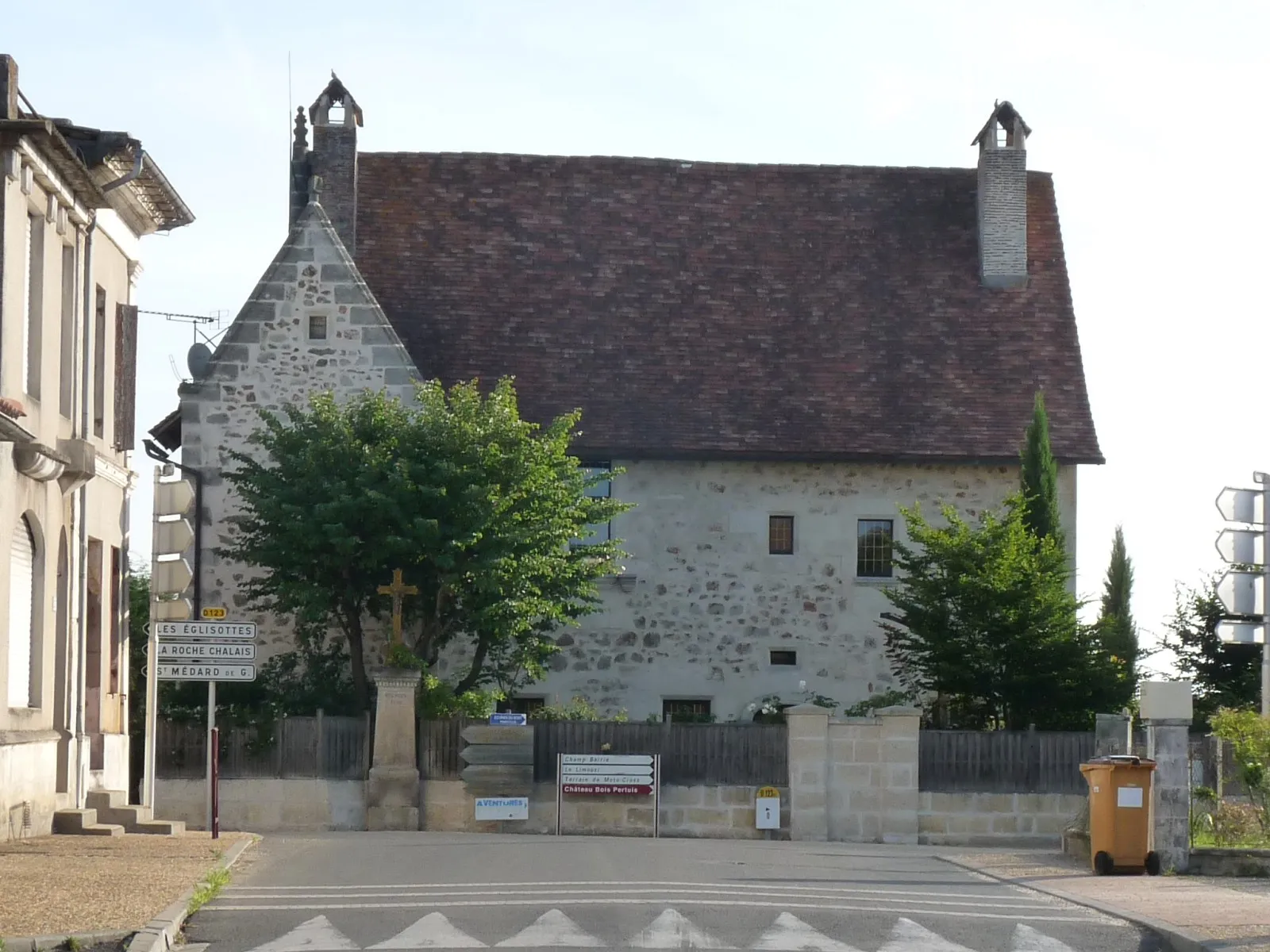 Photo showing: Carrefour central, croix de mission et ancien logis, St-Christophe-de-Double, Gironde, France