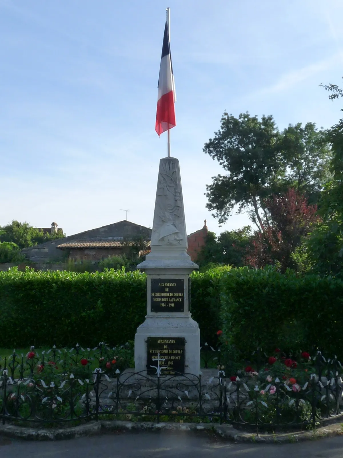 Photo showing: Monument aux morts, St-Christophe-de-Double, Gironde, France