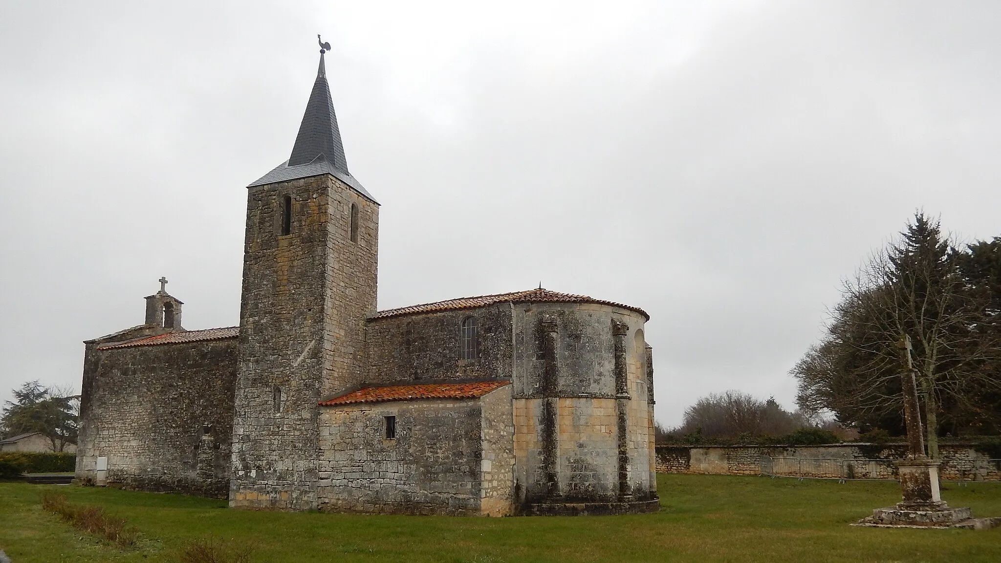 Photo showing: L'église de Saint-Vaize (Charente-Maritime, France) photographiée par temps gris. À droite, une croix en pierre.