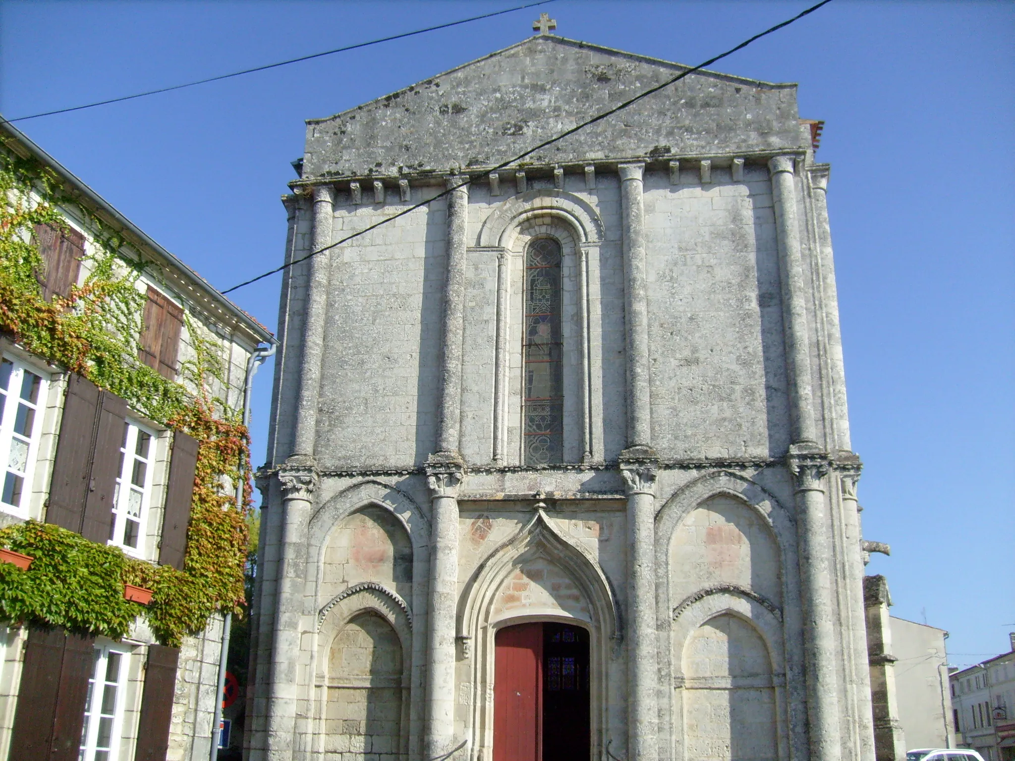 Photo showing: La façade de l'église de Saint-Porchaire (17).