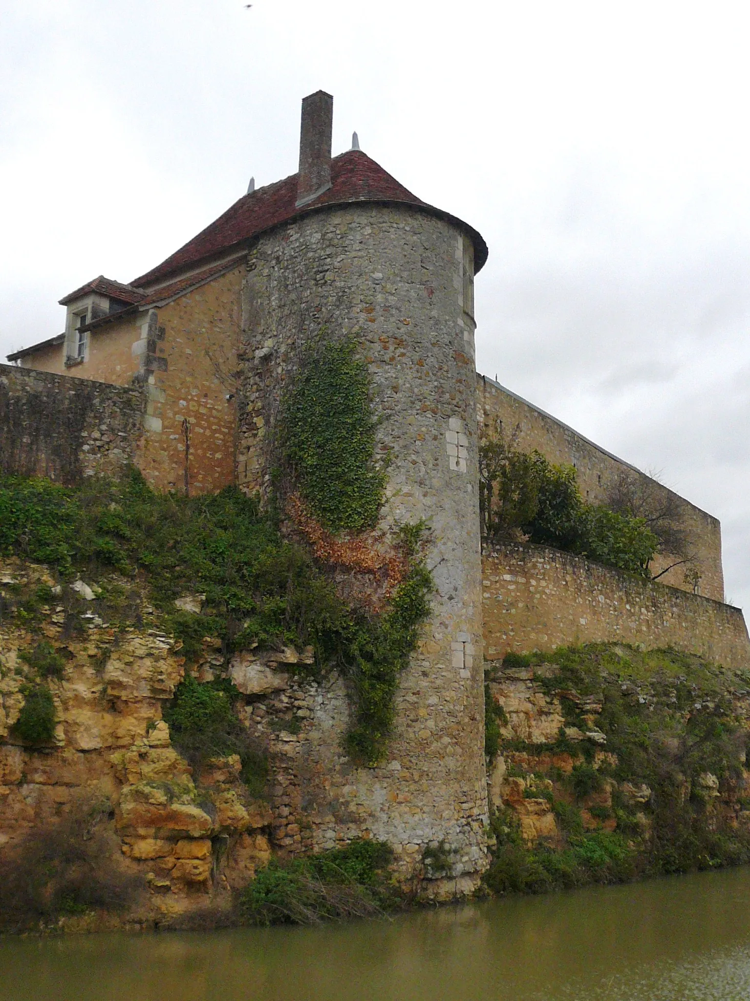 Photo showing: This building is en partie classé, en partie inscrit au titre des monuments historiques de la France. It is indexed in the base Mérimée, a database of architectural heritage maintained by the French Ministry of Culture, under the reference PA00097908 .