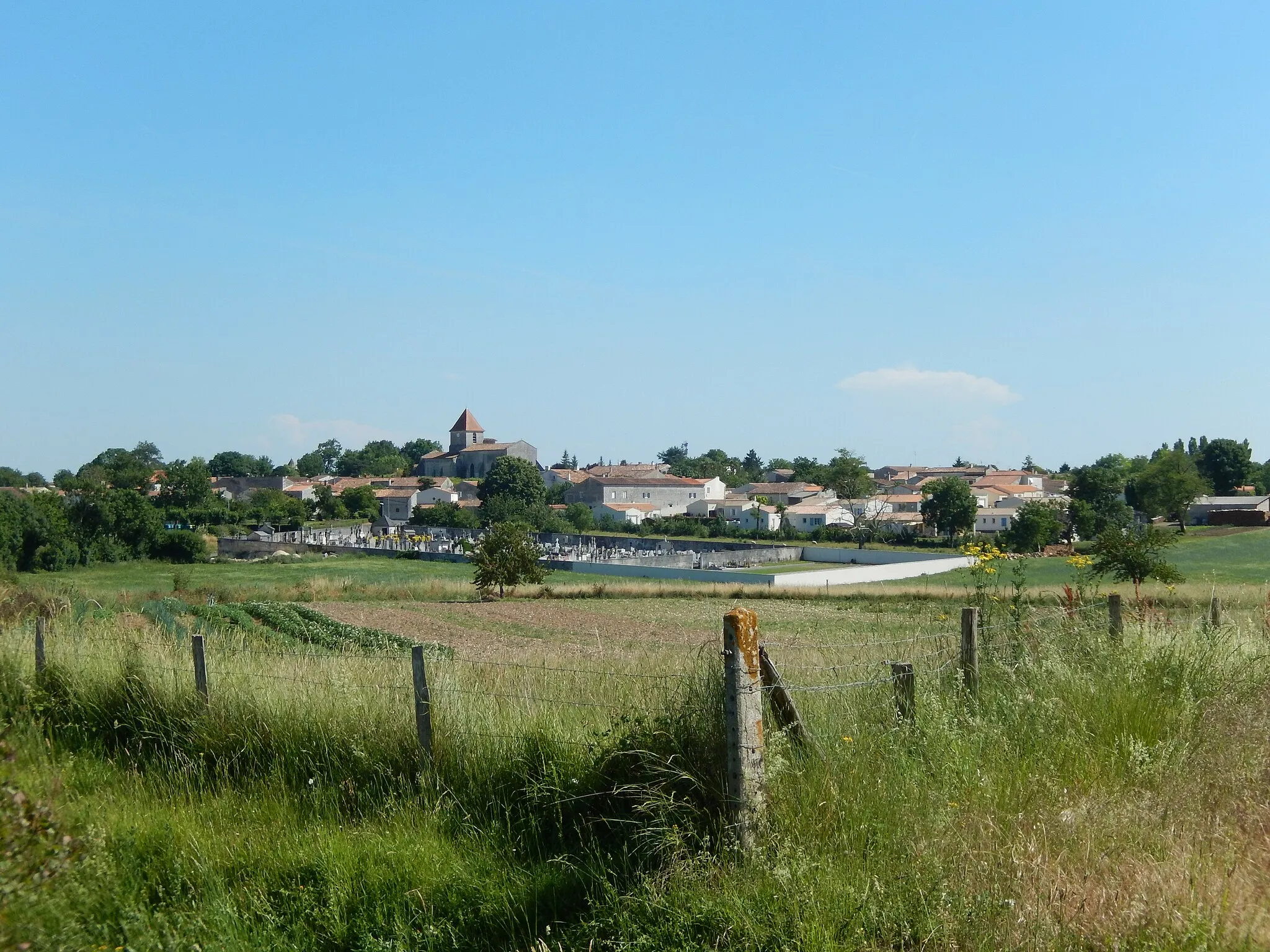 Photo showing: Saint-Georges-des-Coteaux, Charente-Maritime, France • Voici la vision que l'on peut avoir de Saint Georges des Coteaux lorsque l'on y parvient par la Route des Essards (D237 à l'Ouest du bourg). Le cimetière et l'église se distinguent nettement. Les données de géolocalisation correspondent ici à l'emplacement de l'appareil photo au moment de la prise de vue.