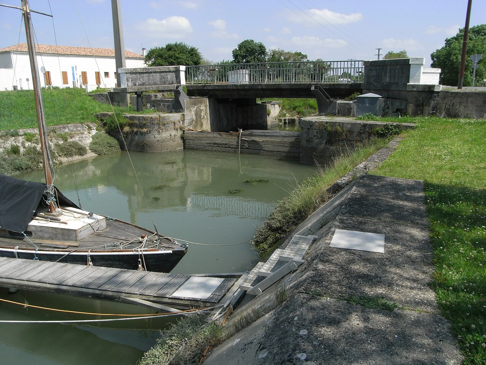 Photo showing: Dernière écluse à Marennes (17) du Canal de la Charente à la Seudre (via le chenal de Marennnes)