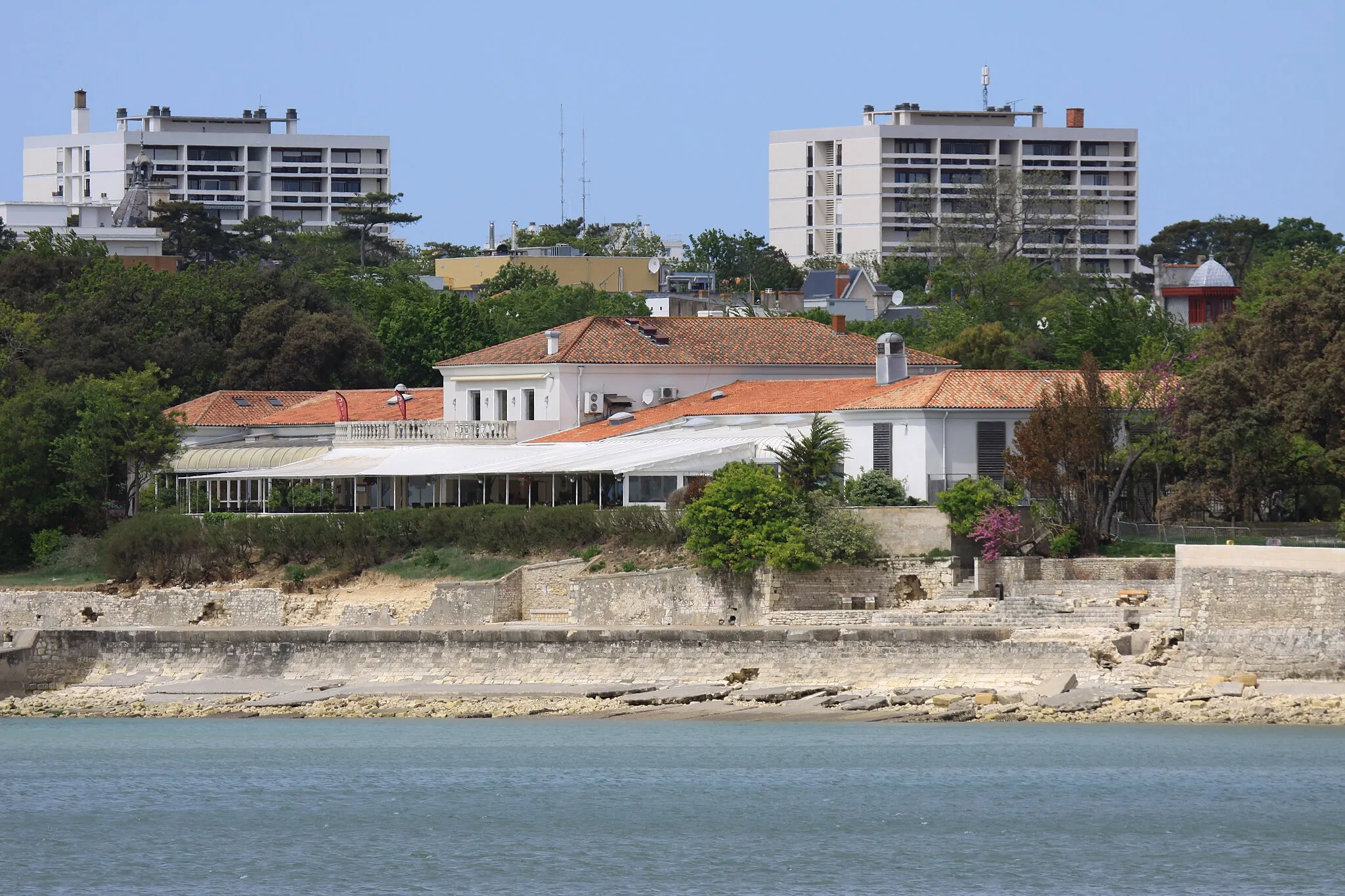 Photo showing: Le casino de La Rochelle côté mer (avec la terrasse du restaurant "Le Bellevue").

La Rochelle, Charente Maritime, France.