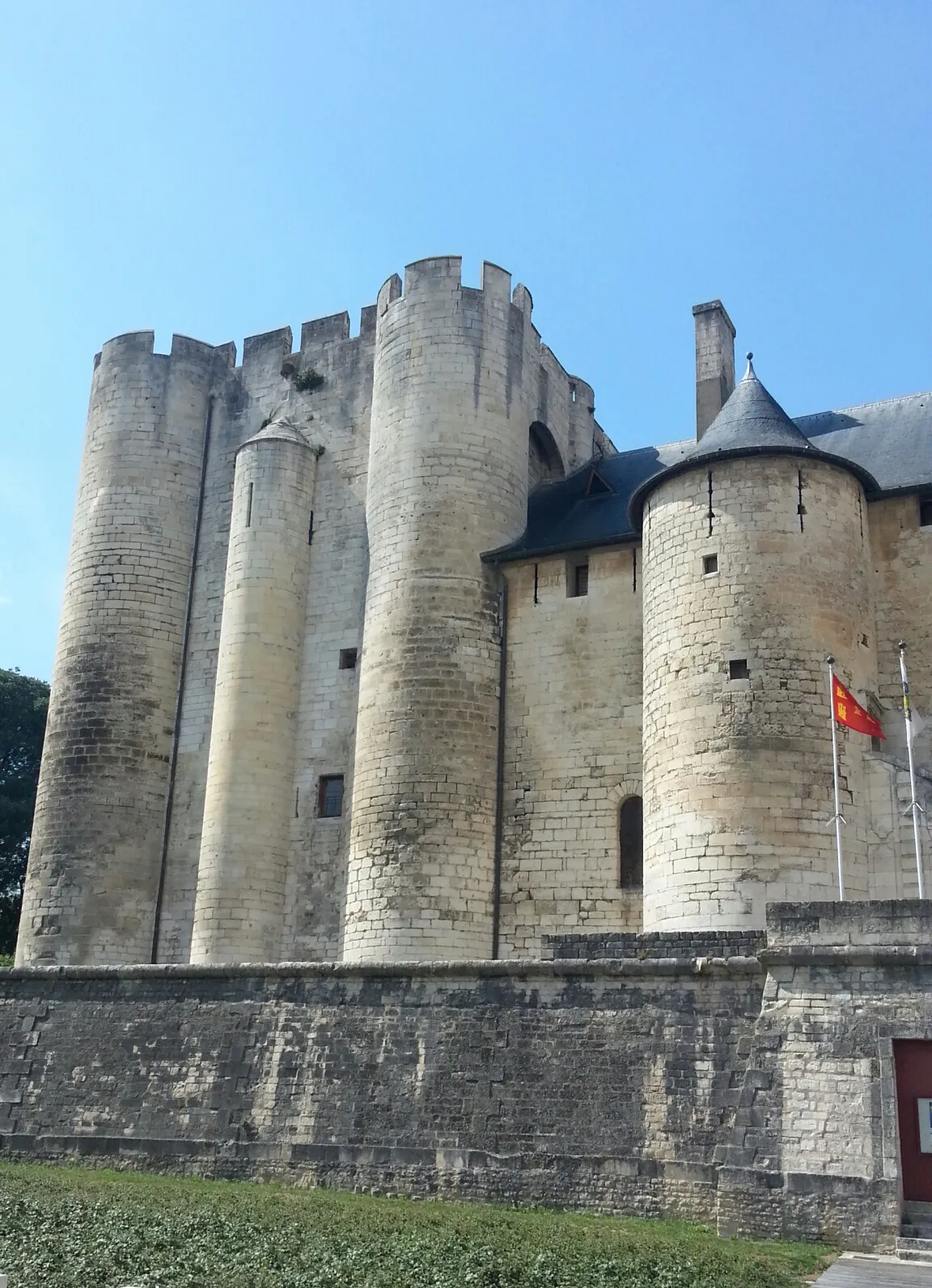 Photo showing: Vue extérieure du château de Niort.