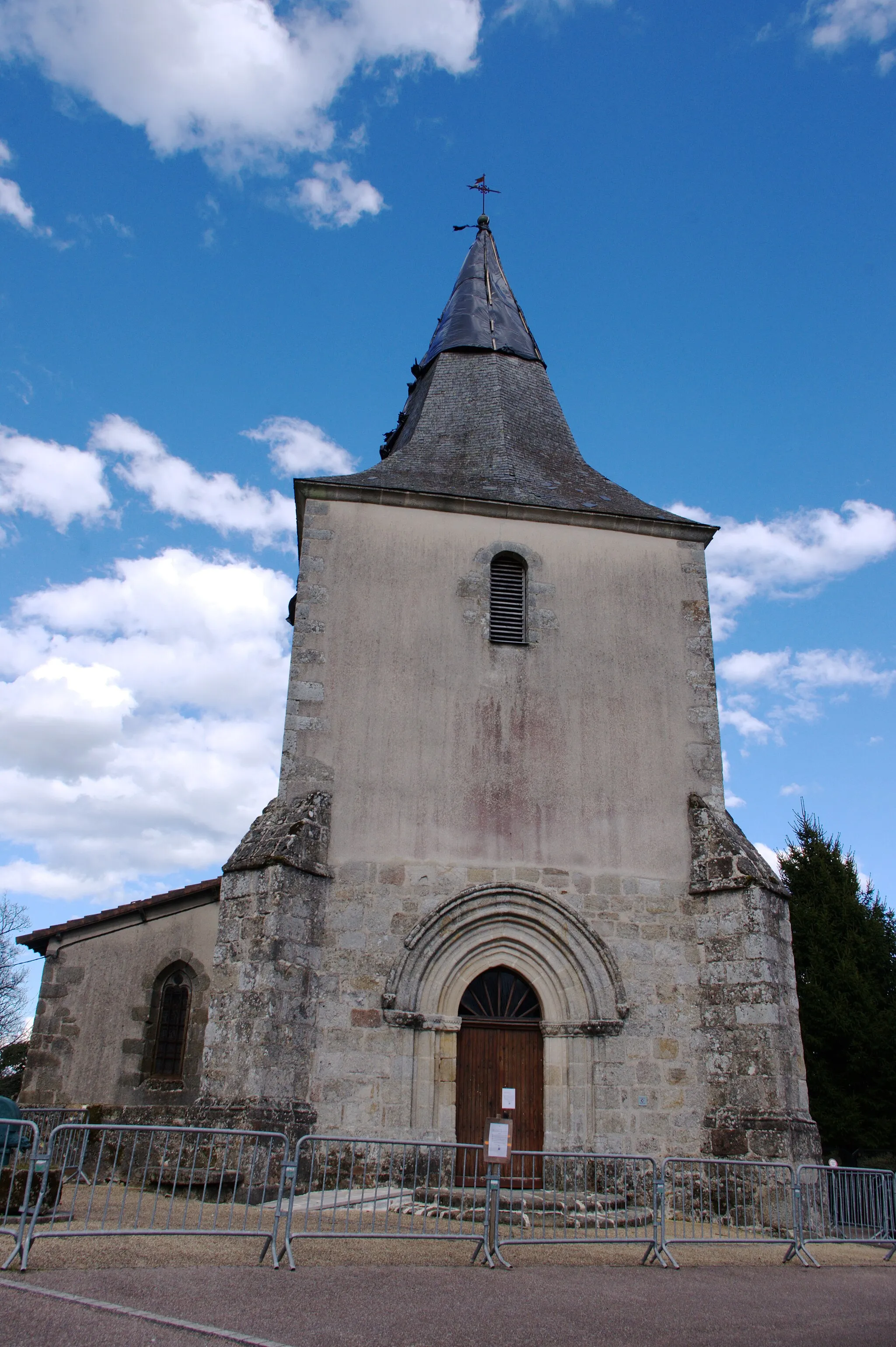 Photo showing: Eglise de La Chapelle-Montbrandeix, Haute-Vienne, France. La flèche du clocher est abimée après avoir été touchée par la foudre.