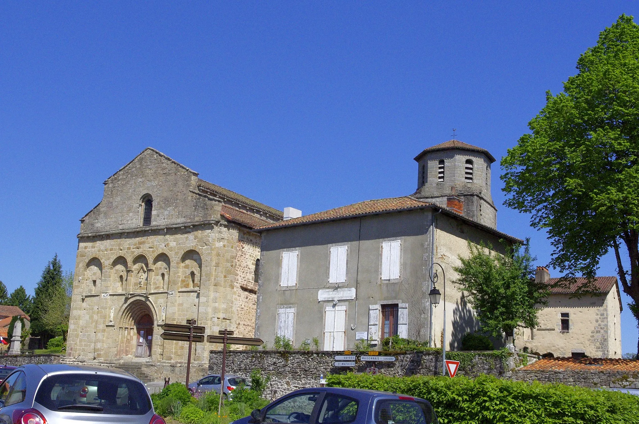 Photo showing: Les Salles-Lavauguyon l'église Saint Eutrope avec en arrière plan le prieuré et sur la gauche le monument aux morts.