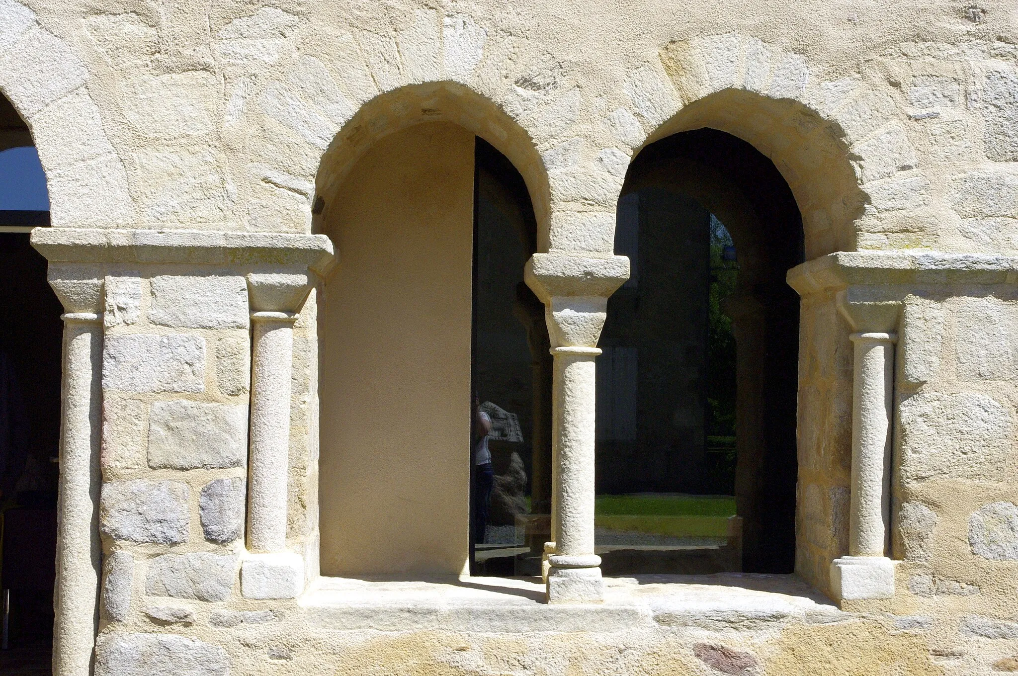 Photo showing: Les Salles-Lavauguyon, fenêtre du prieuré