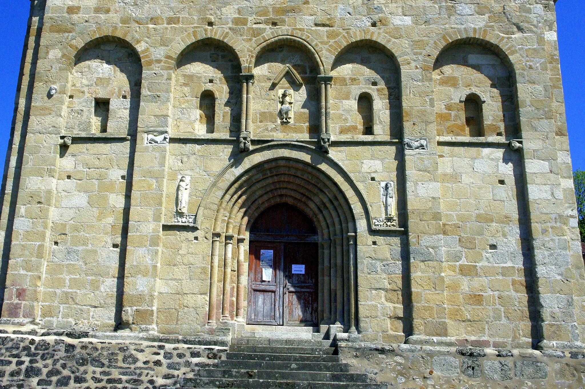 Photo showing: Les Salles-Lavauguyon, la façade de l'église Saint Eutrope.