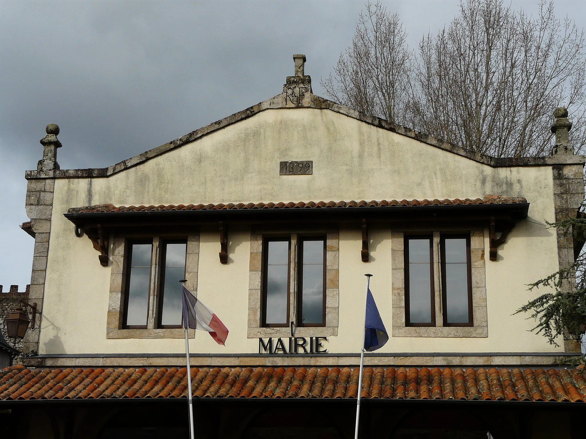 Photo showing: L'étage de la mairie de Champniers-et-Reilhac, Dordogne, France.