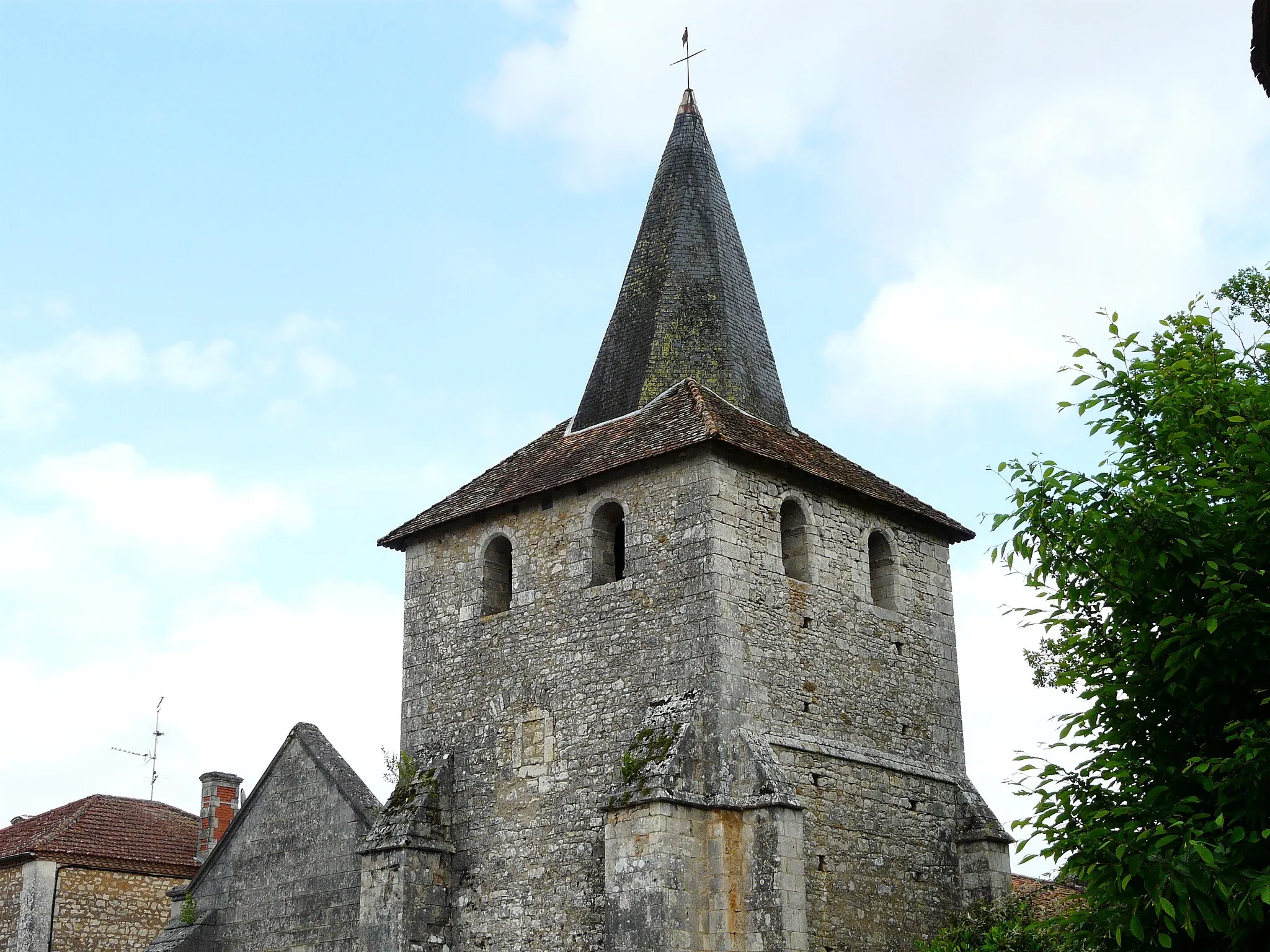 Photo showing: Le clocher de l'église Saint-Étienne, Javerlhac-et-la-Chapelle-Saint-Robert, Dordogne, France.