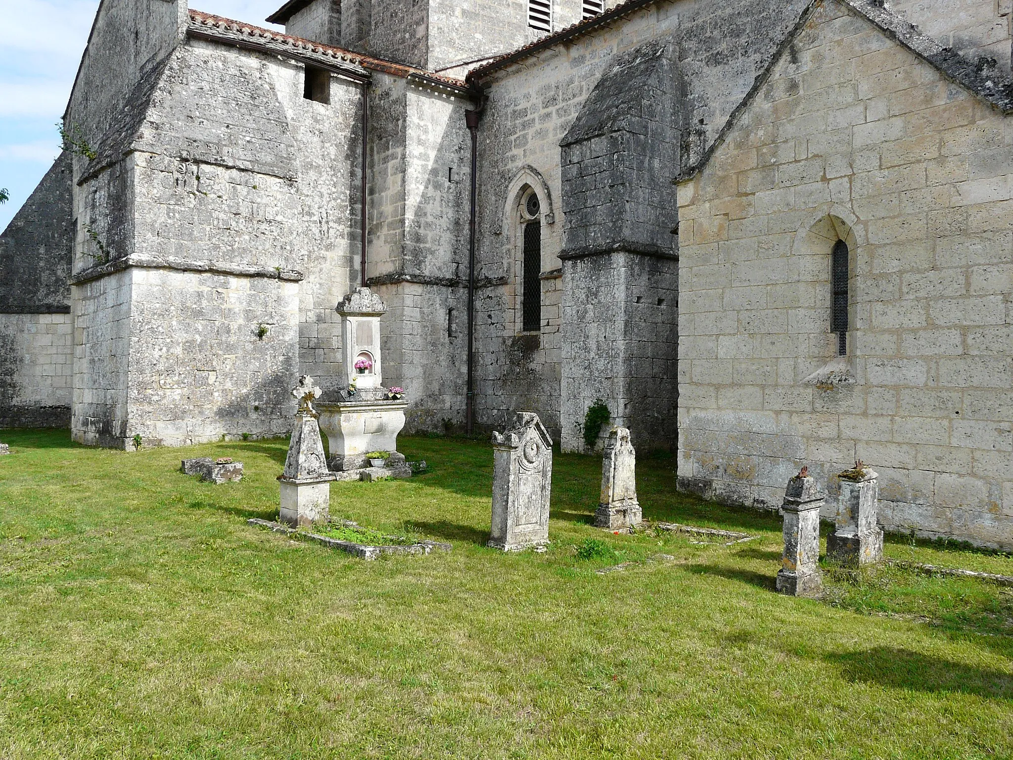 Photo showing: Tombes dans le vieux cimetière de Cercles, Dordogne, France.