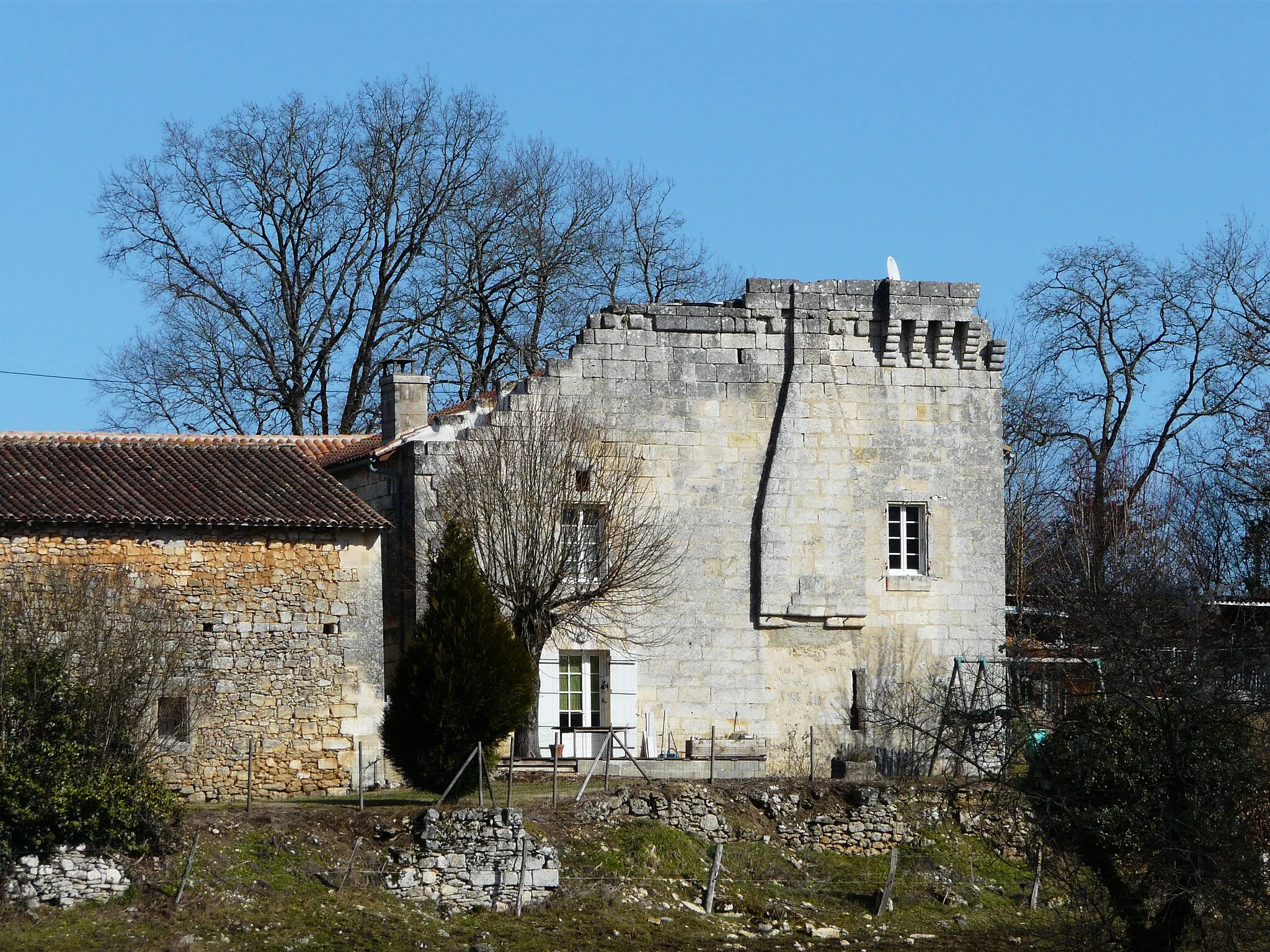 Photo showing: Le mur sud du manoir de la Calonie, Cercles, Dordogne, France.