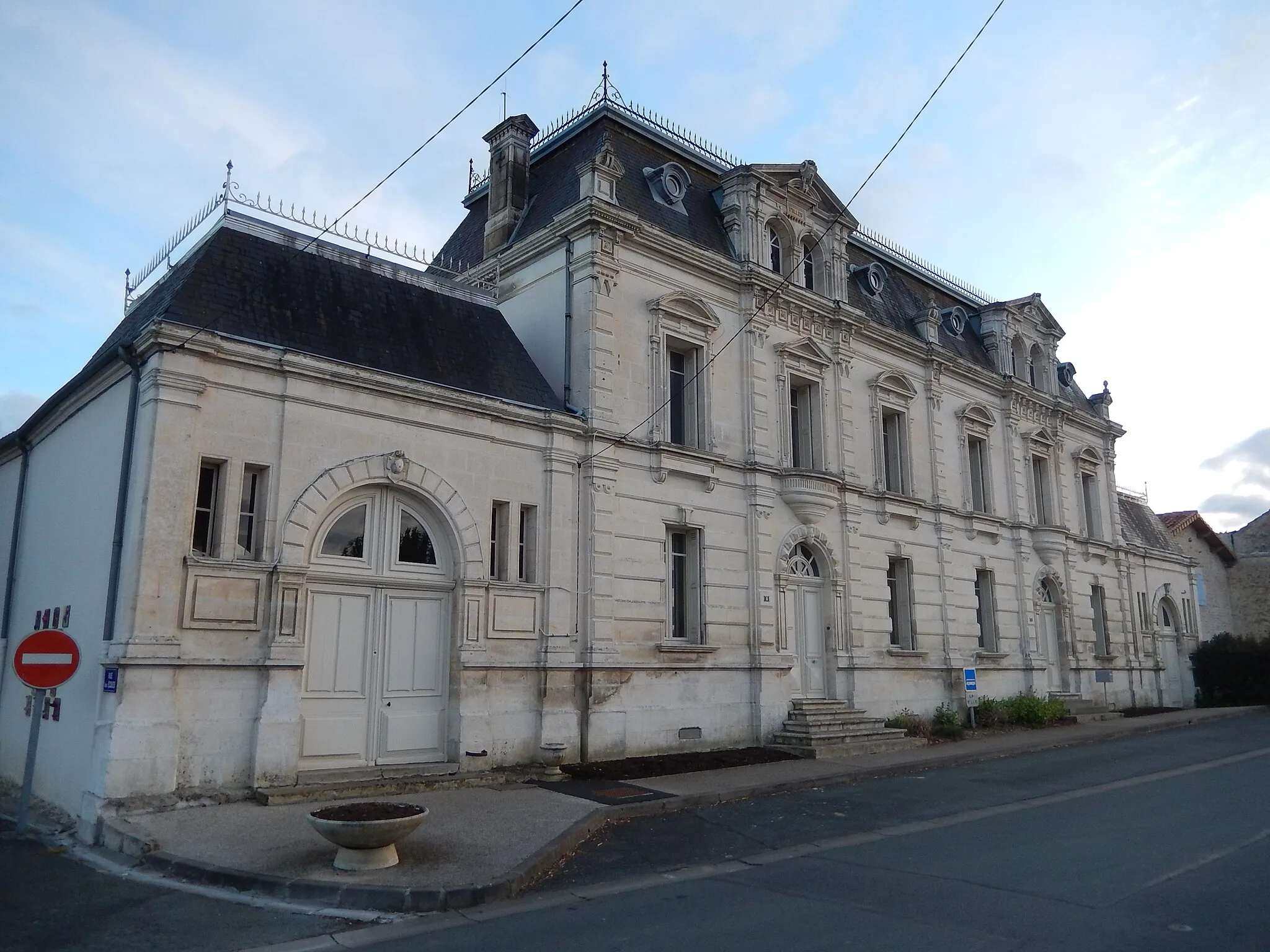 Photo showing: Le bien beau bâtiment de l'école de Loulay (Charente-Maritime, France).