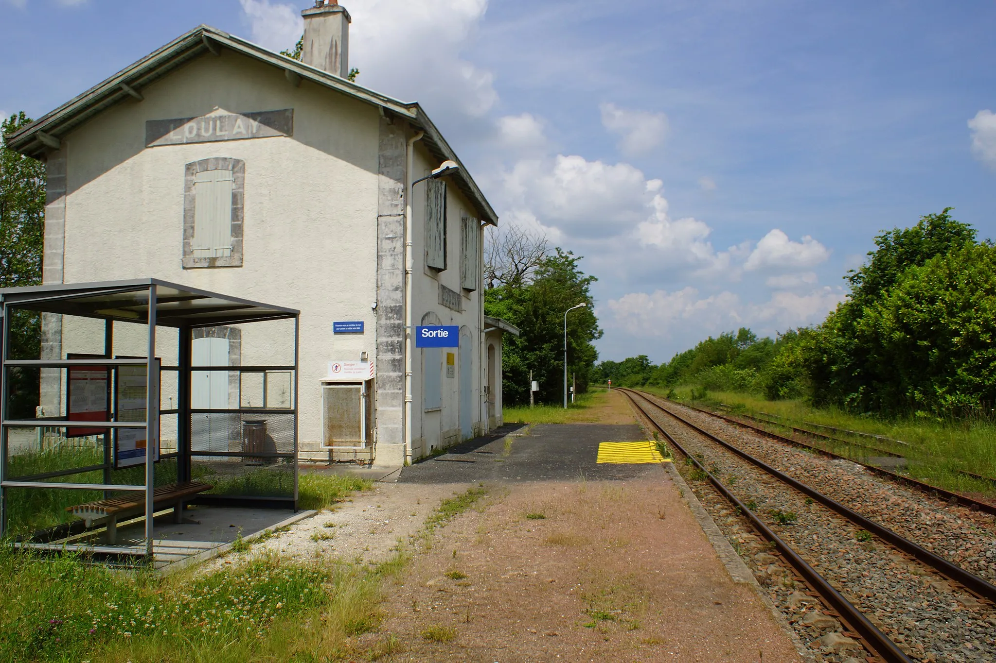 Photo showing: Gare de Loulay : vue de la halte en direction de Niort, avec la voie, le quai, l'abri de quai de la halte et l'ancien bâtiment voyageurs.