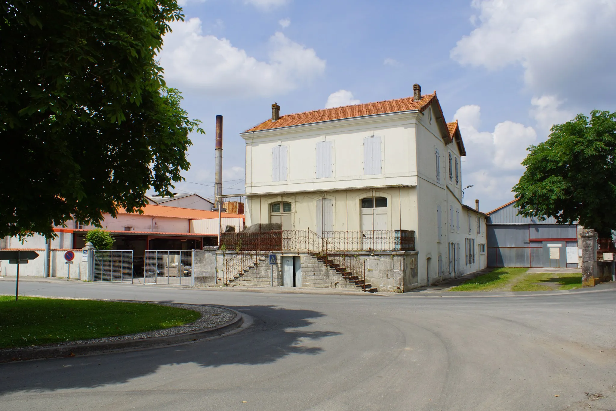 Photo showing: Gare de Loulay : bâtiments de la scierie et usine de contreplaqué Malvaux établie au 21 de la rue de la gare en face de l'entrée de la gare ferroviaire.