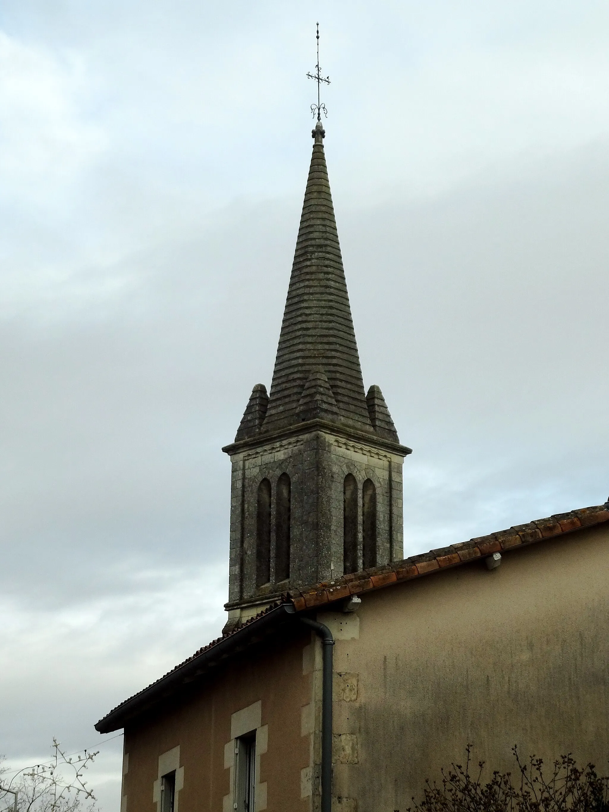 Photo showing: Beffroi et flèche du clocher de l'église Saint-Gervais-et-Saint-Protais de Nieuil-L'Espoir (86).