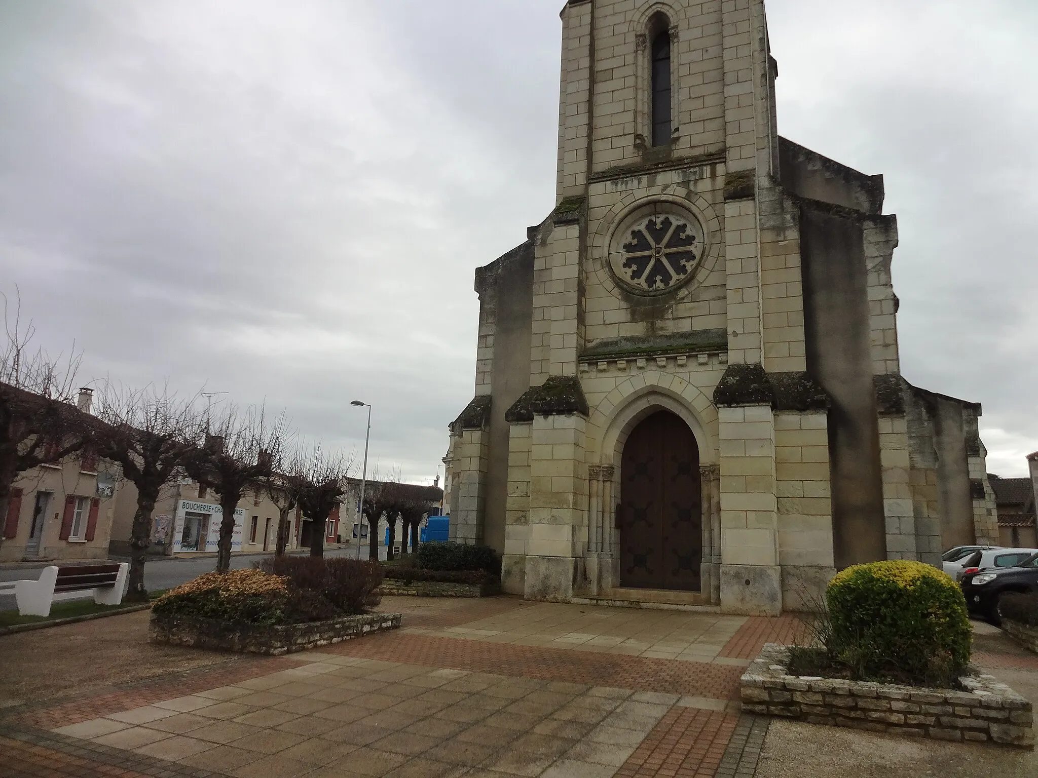 Photo showing: Base du clocher de l'église Saint-Gervais et Saint-Protais de Nieuil-L'Espoir (86).