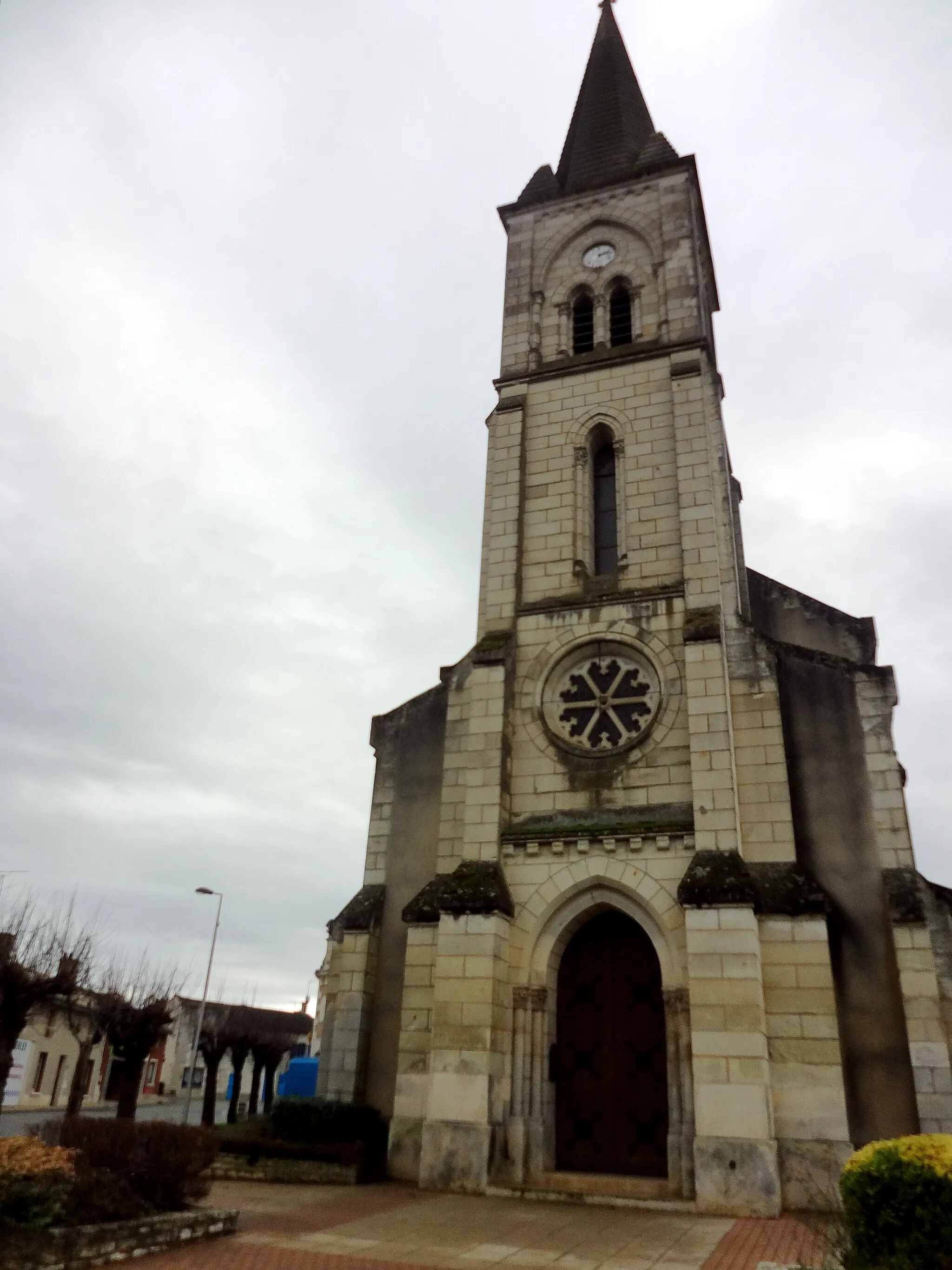 Photo showing: Tour-clocher de l'église Saint-Gervais et Saint-Protais de Nieuil-L'Espoir (86).