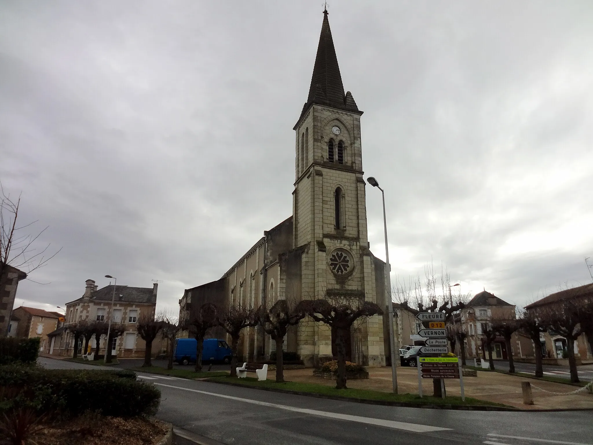 Photo showing: Façade principale de l'église Saint-Gervais et Saint-Protais de Nieuil-L'Espoir (86).