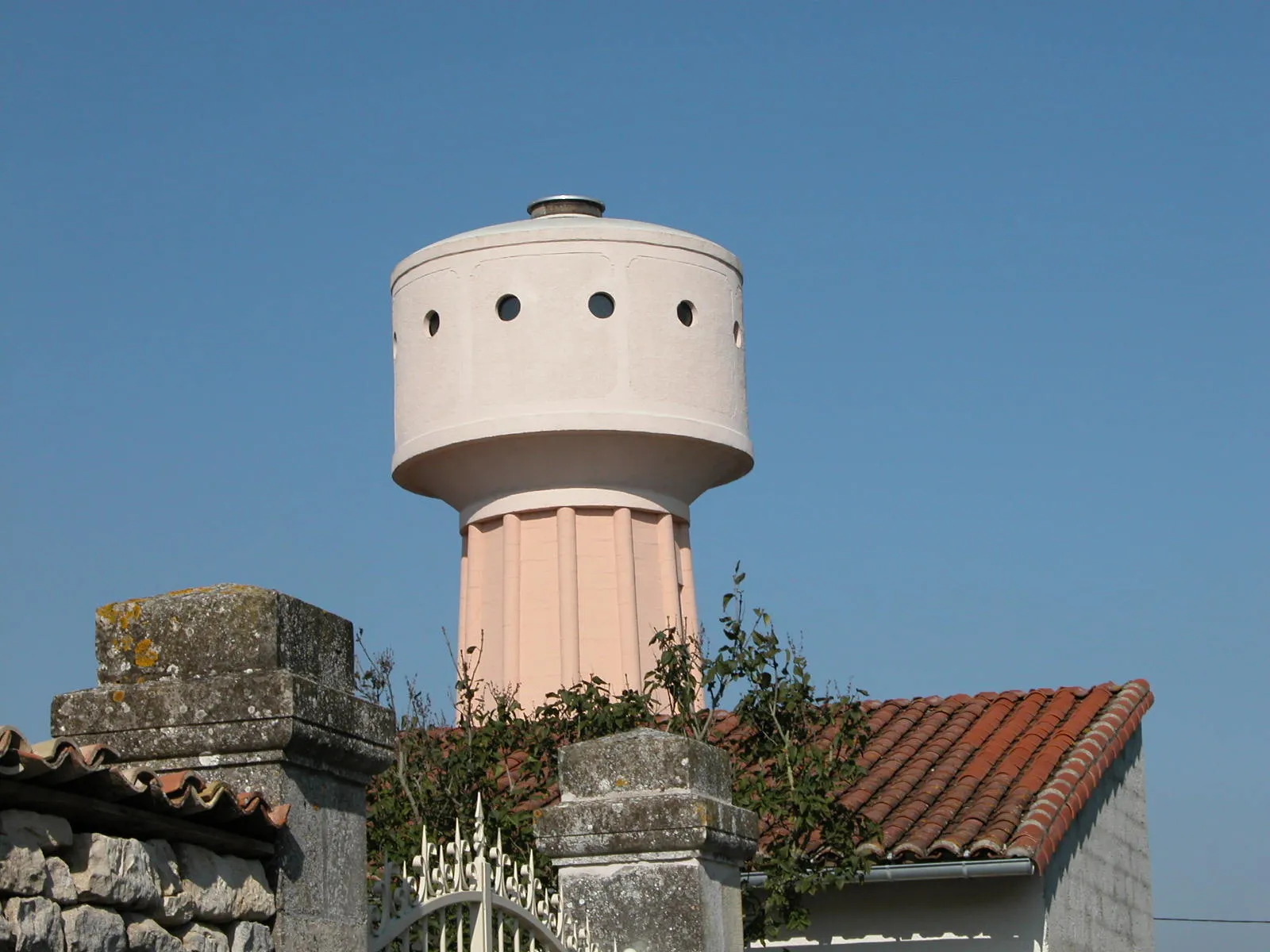 Photo showing: Photographie du château d'eau de La Rochénard