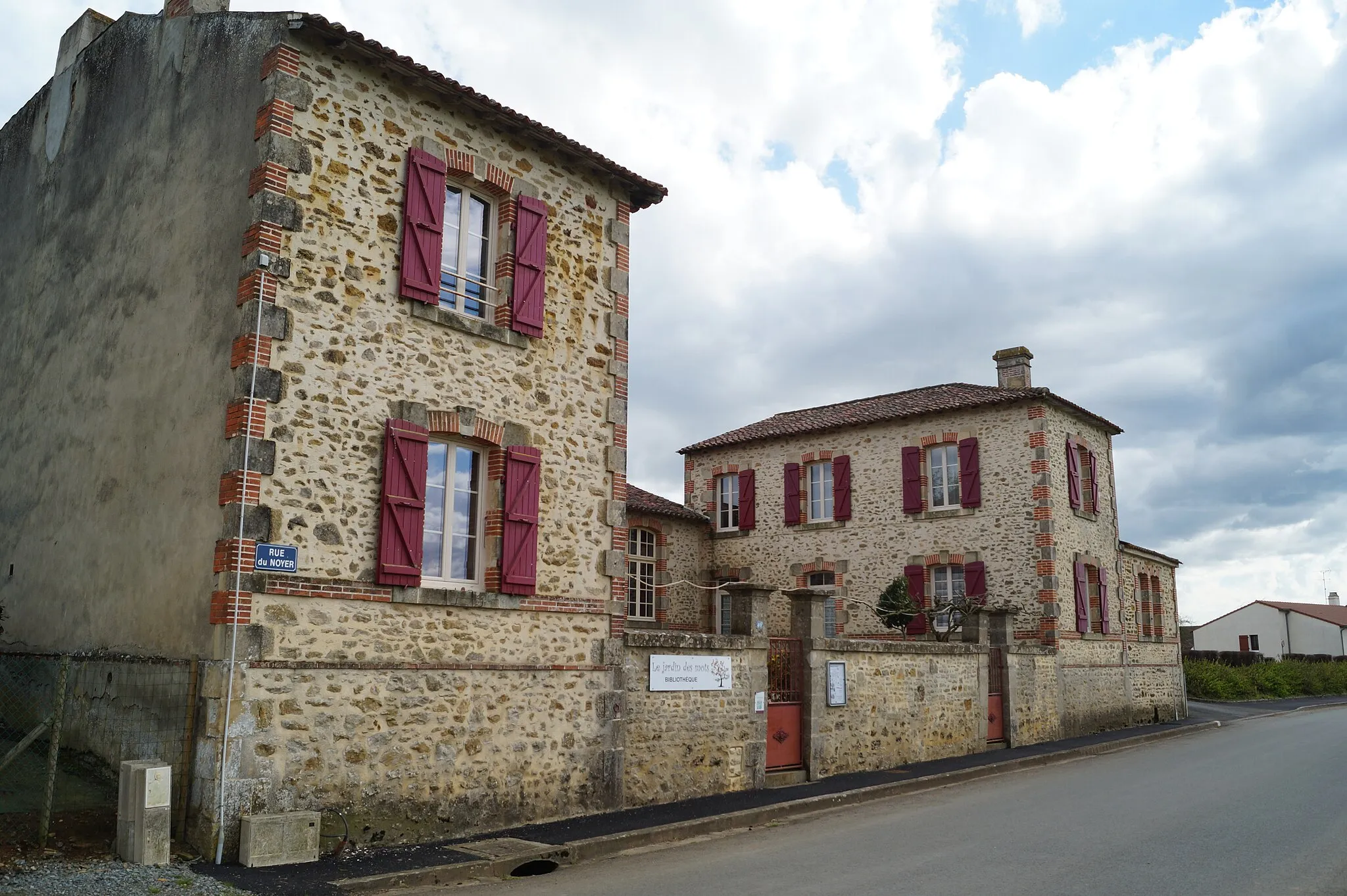 Photo showing: La bibliothèque Le Jardin des mots de Cezais depuis la rue du Noyer.