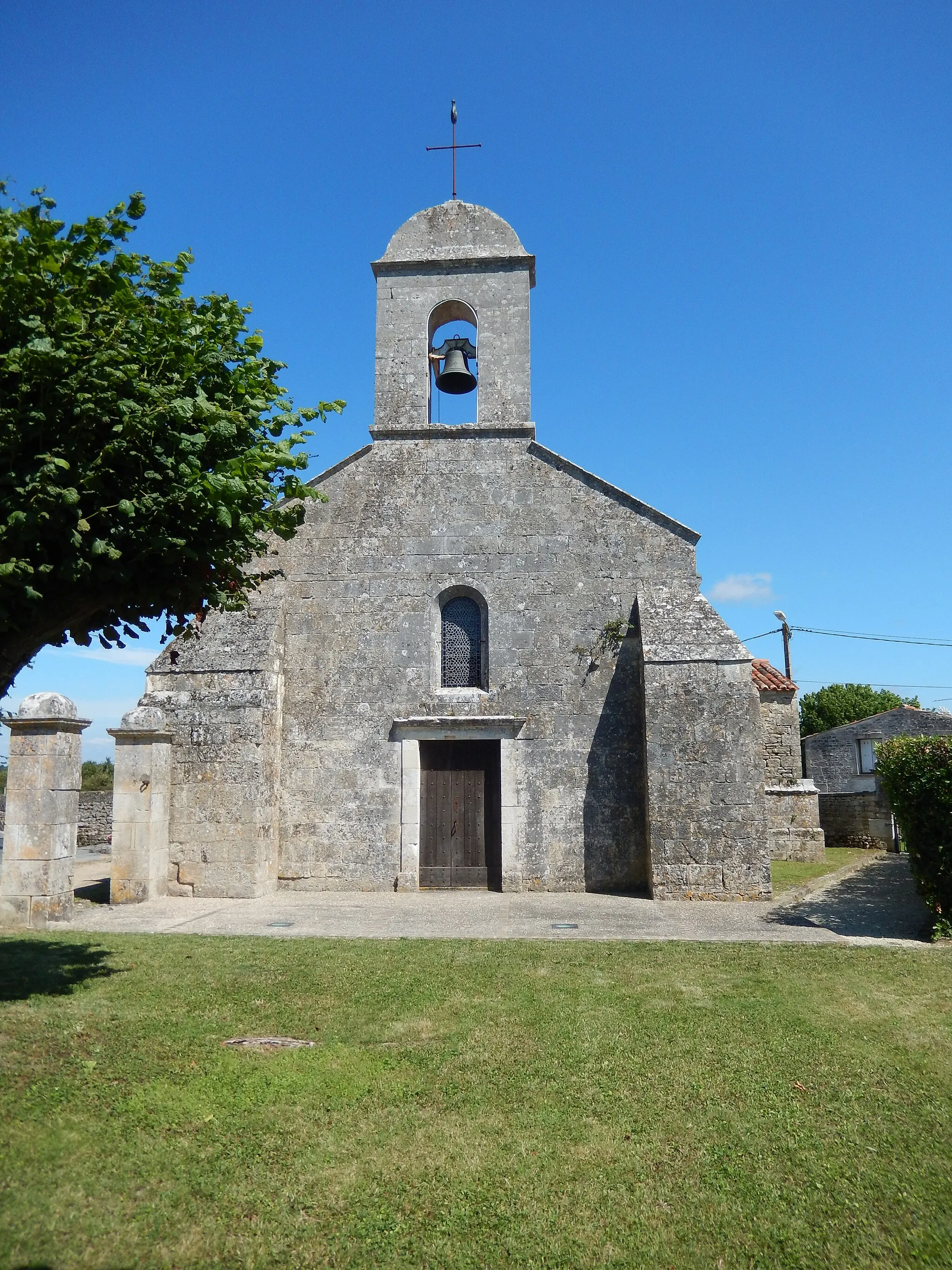 Photo showing: Beaugeay, Charente-Maritime, France. • L'église Saint Germain de Beaugeay, construite au onzième siècle.