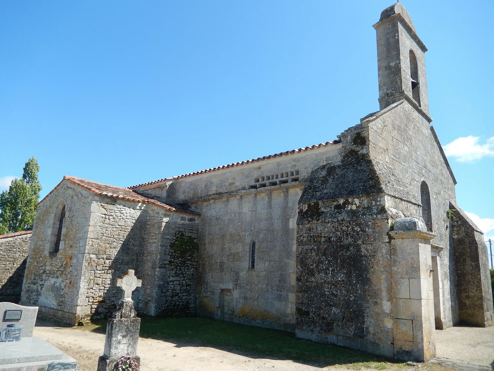 Photo showing: The Saint Germain church in Beaugeay, Charente-Maritime, France. Built in the eleventh century.