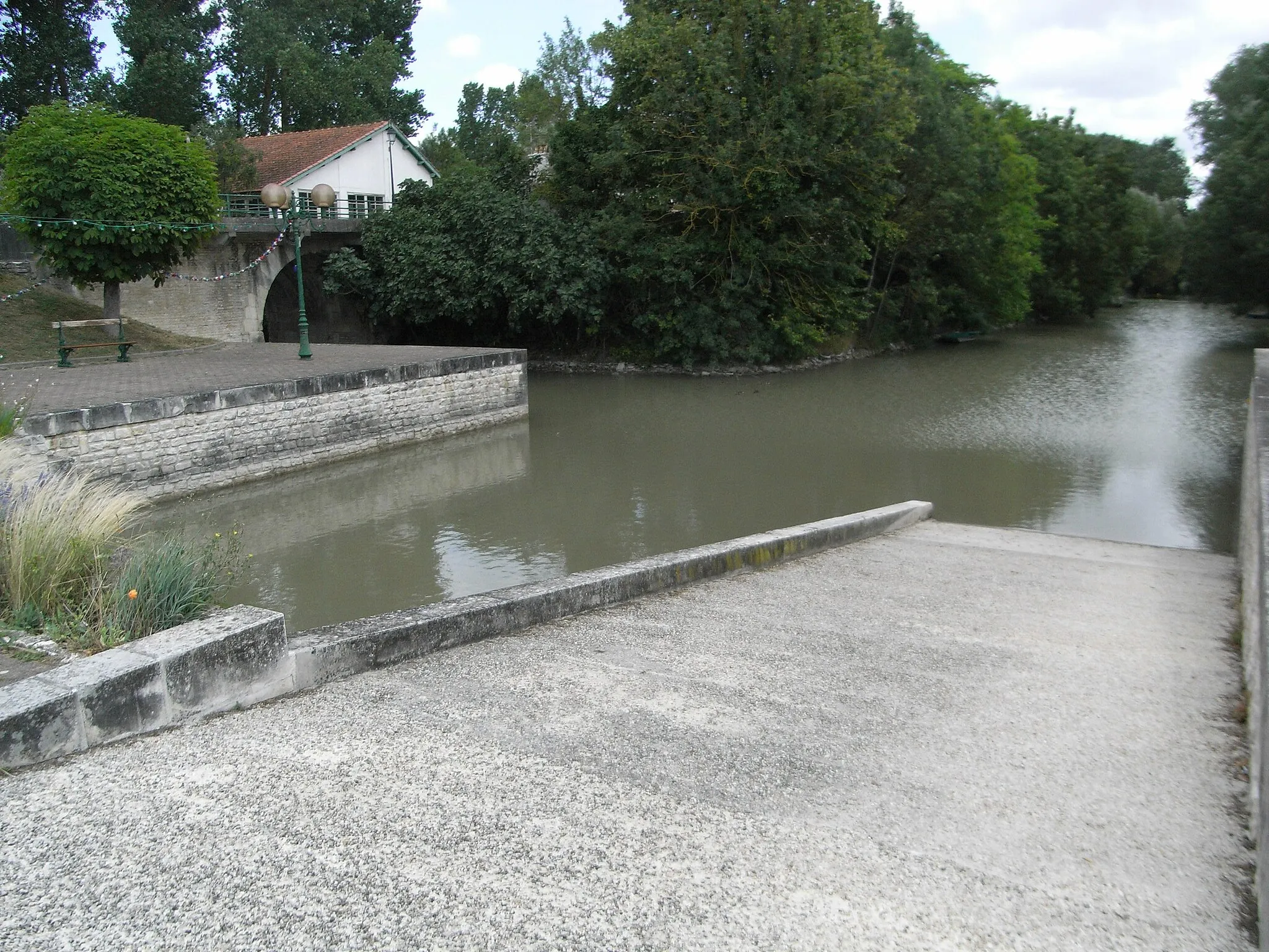 Photo showing: Port relié au canal du Mignon à La Grève-sur-Mignon commune de Charente-Maritime dans le marais poitevin (France)