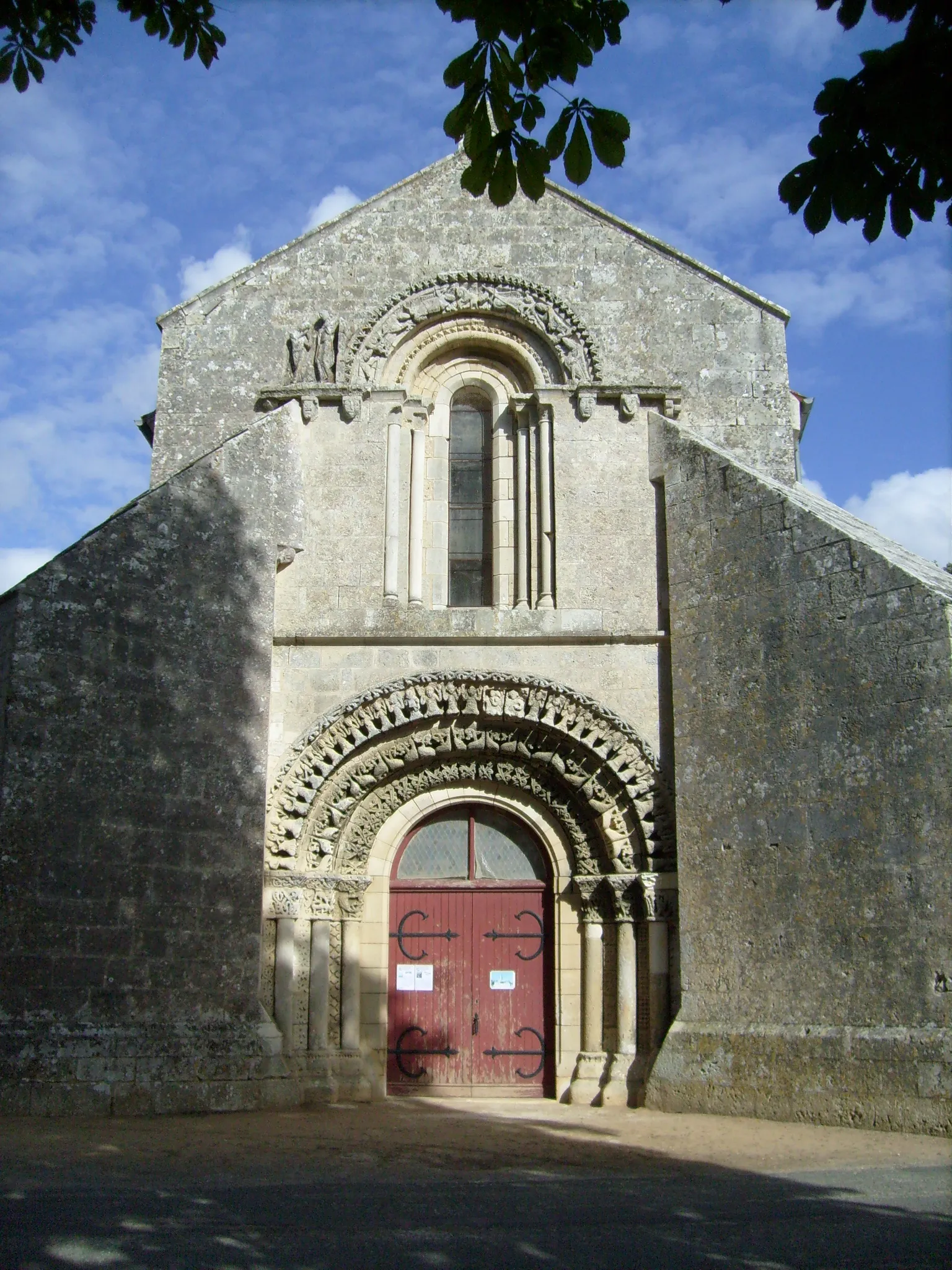 Photo showing: Façade de l'église Saint-Symphorien