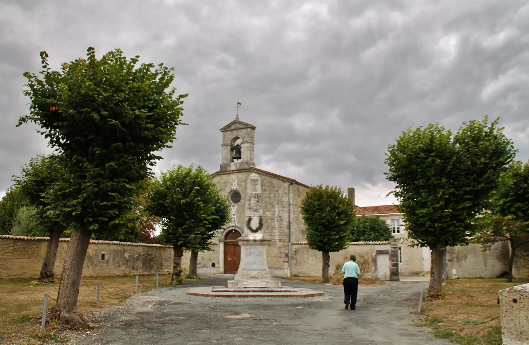 Photo showing: église St André et le Monument-aux-Morts