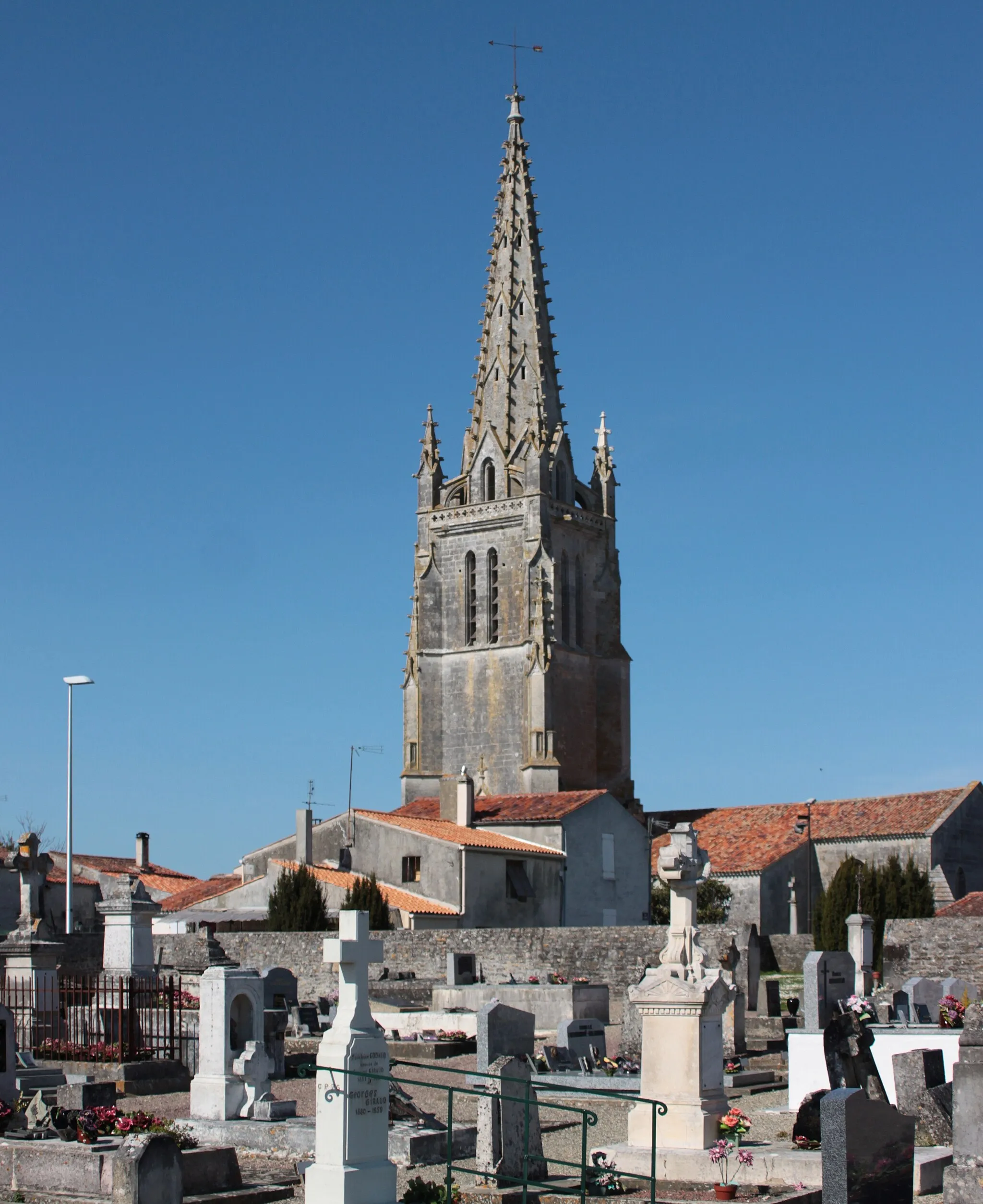 Photo showing: Église Saint-Pierre, vue du cimetière, Fr-17-Moëze.