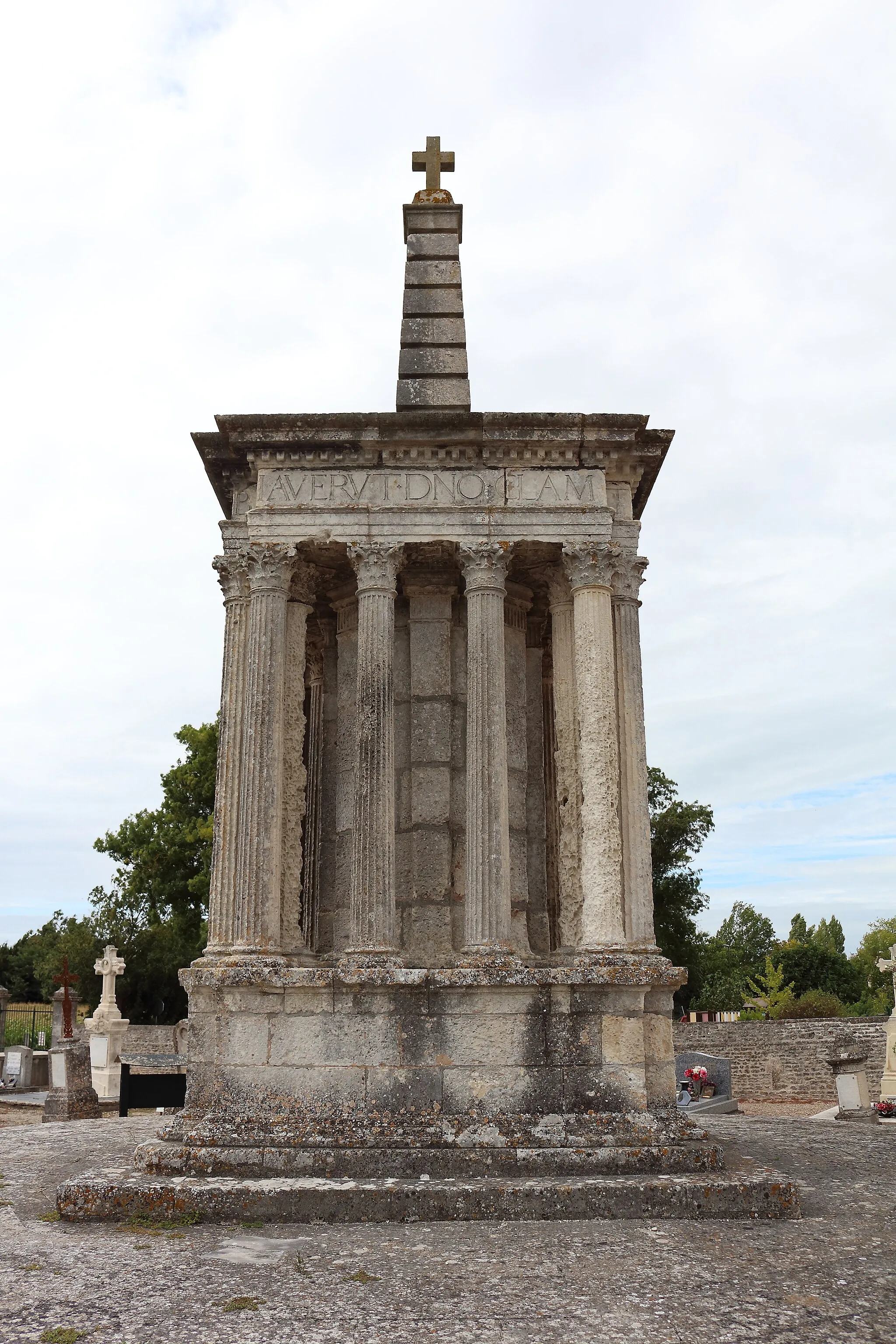 Photo showing: This building is classé au titre des monuments historiques de la France. It is indexed in the base Mérimée, a database of architectural heritage maintained by the French Ministry of Culture, under the reference PA00104809 .