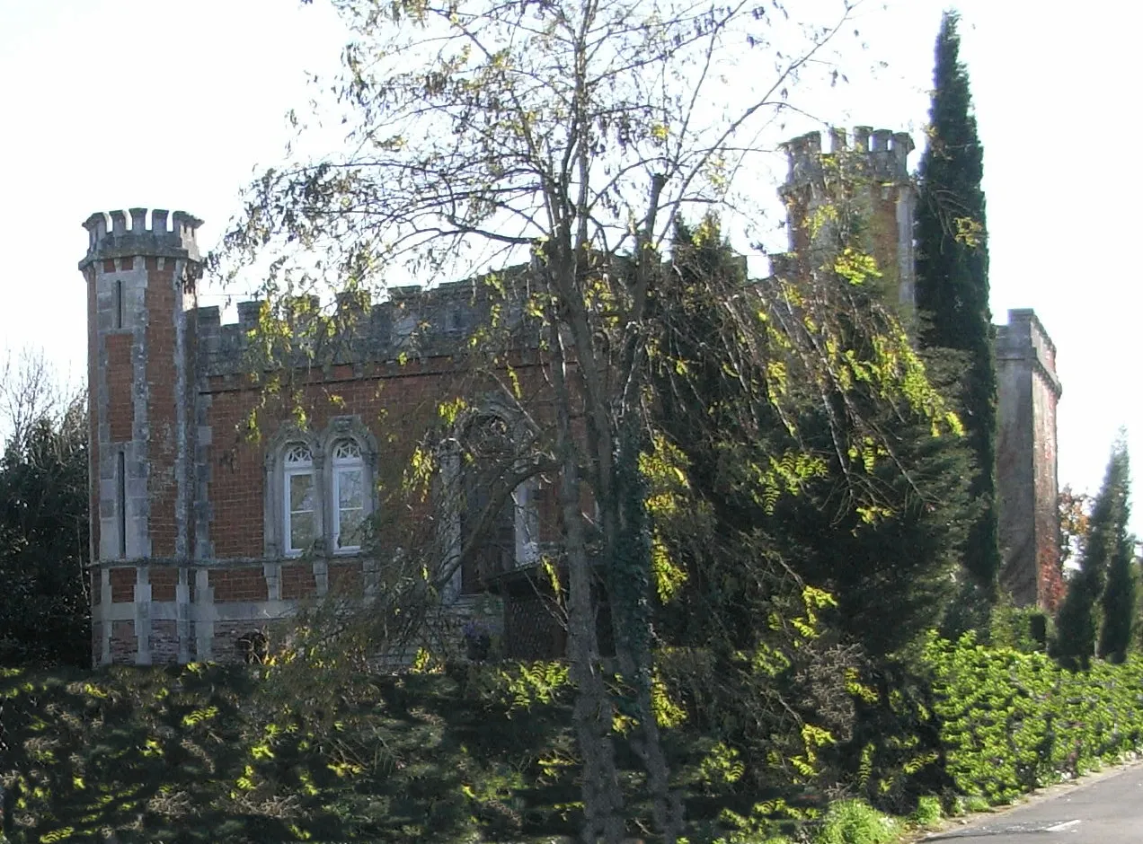 Photo showing: This building is inscrit au titre des monuments historiques de la France. It is indexed in the base Mérimée, a database of architectural heritage maintained by the French Ministry of Culture, under the reference PA00105318 .