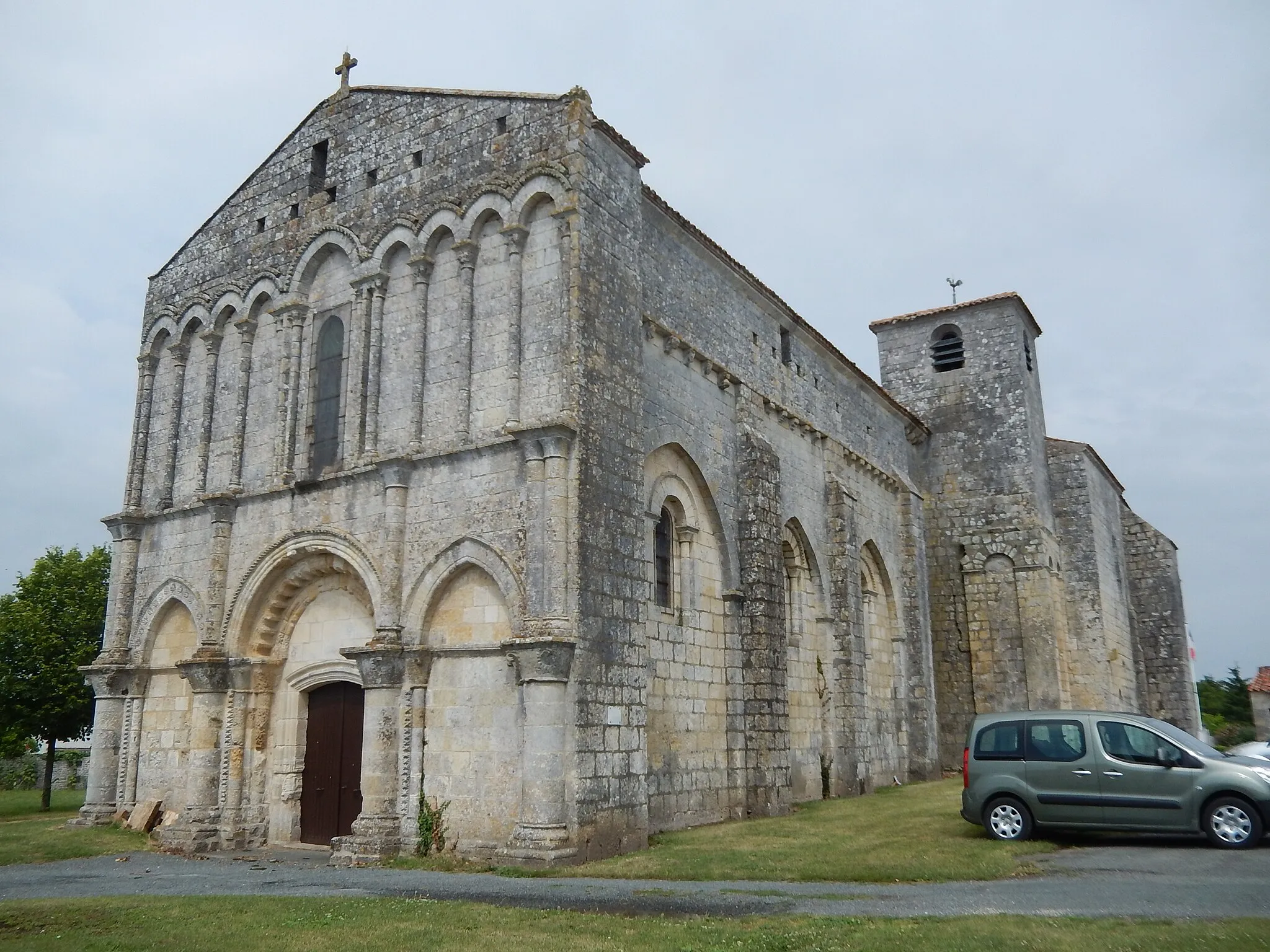 Photo showing: La façade occidentale de l'église de Saint-Hippolyte (Charente-Maritime, France).